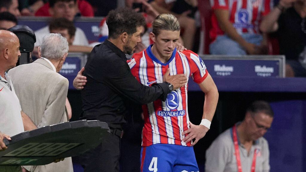  Diego Pablo Simeone y Conor Gallagher en un partido del Atlético de Madrid (Cordon Press)