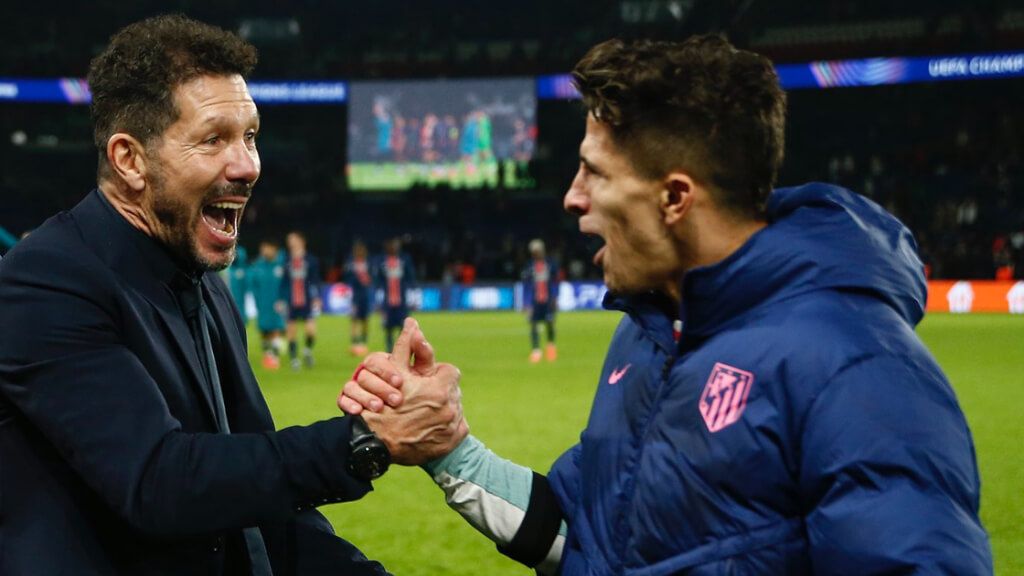  El Cholo y Giuliano Simeone se felicitan tras una victoria del Atlético ('X' @atletienglish)