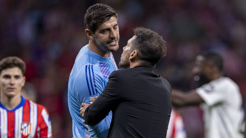  Simeone y Courtois, en el derbi madrileño de 2024.