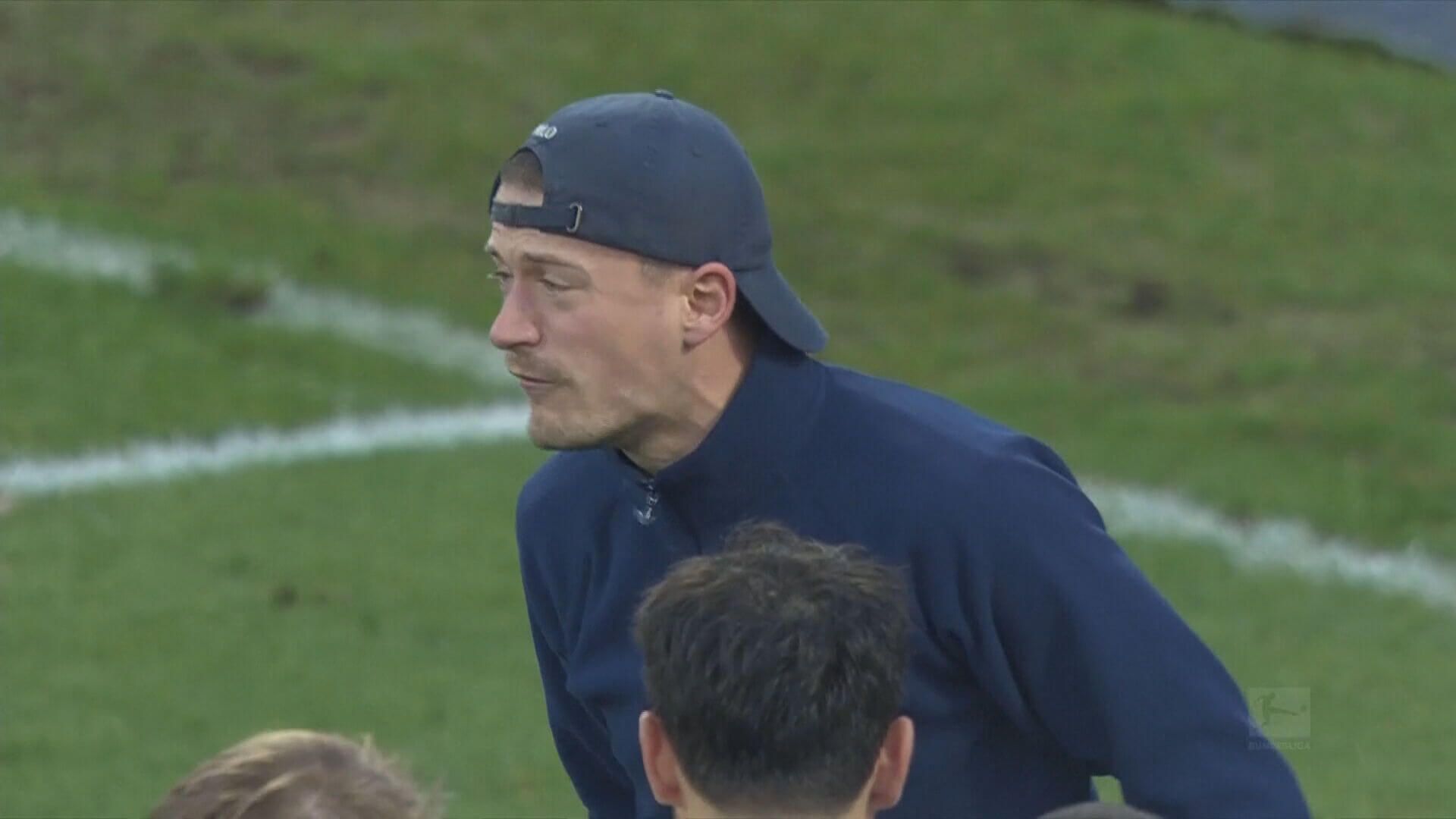  Un aficionado le echa la bronca a su equipo en el césped. (Fuente: SNTV)