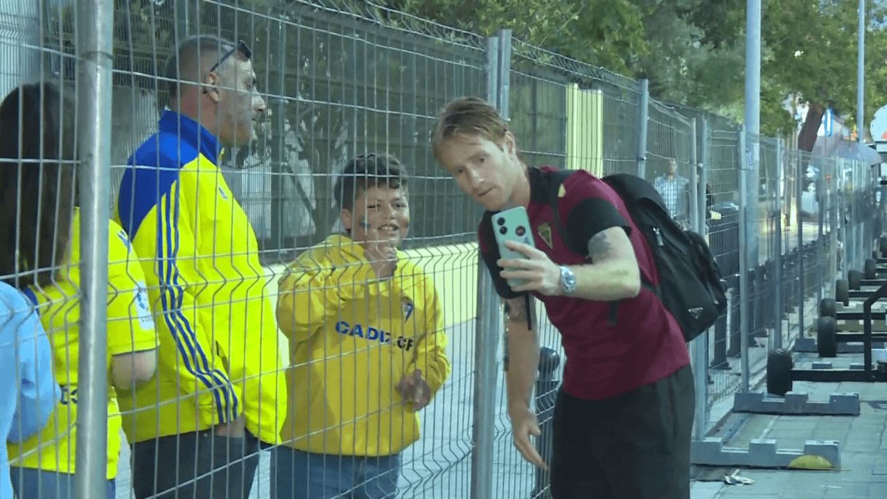 Álex Fernández haciéndose una foto con un aficionado