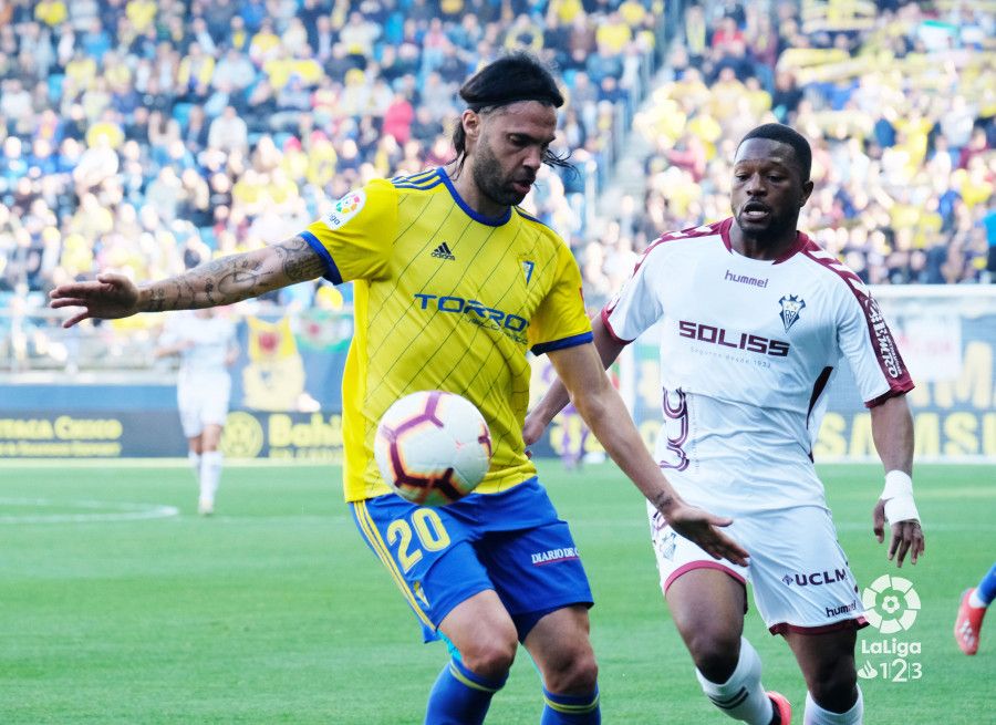 Sergio Sánchez y Bela, en una acción del Cádiz-Albacete.