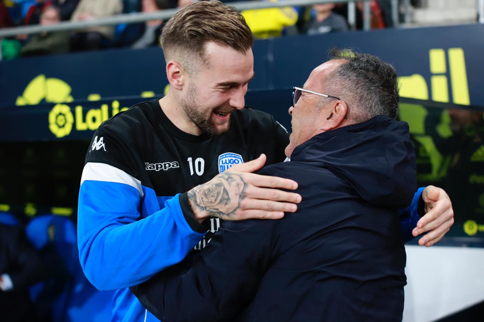  Álvaro Cervera se abraza con Carrillo en la previa del Cádiz-Lugo.