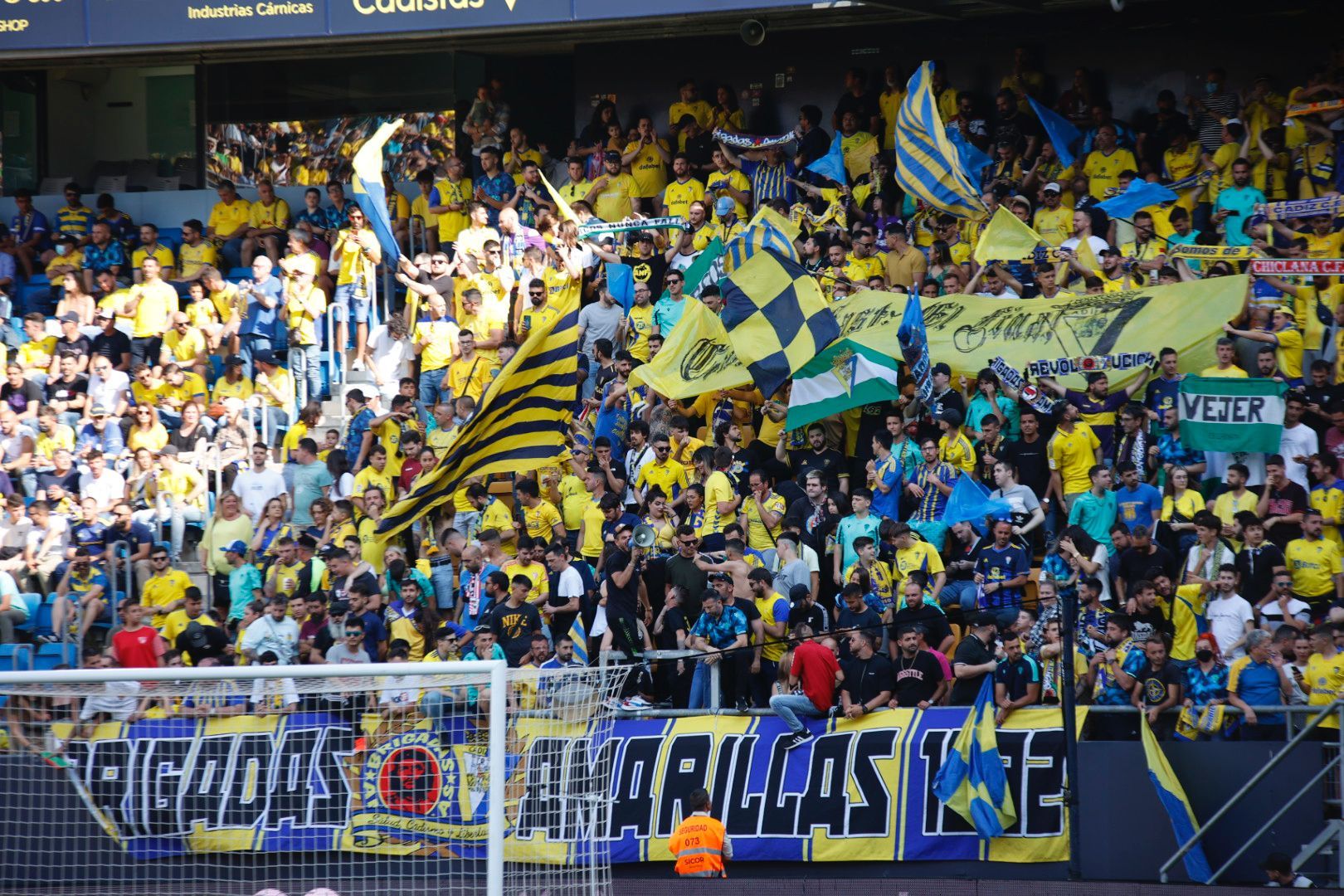  La afición amarilla antes del Cádiz-Elche.