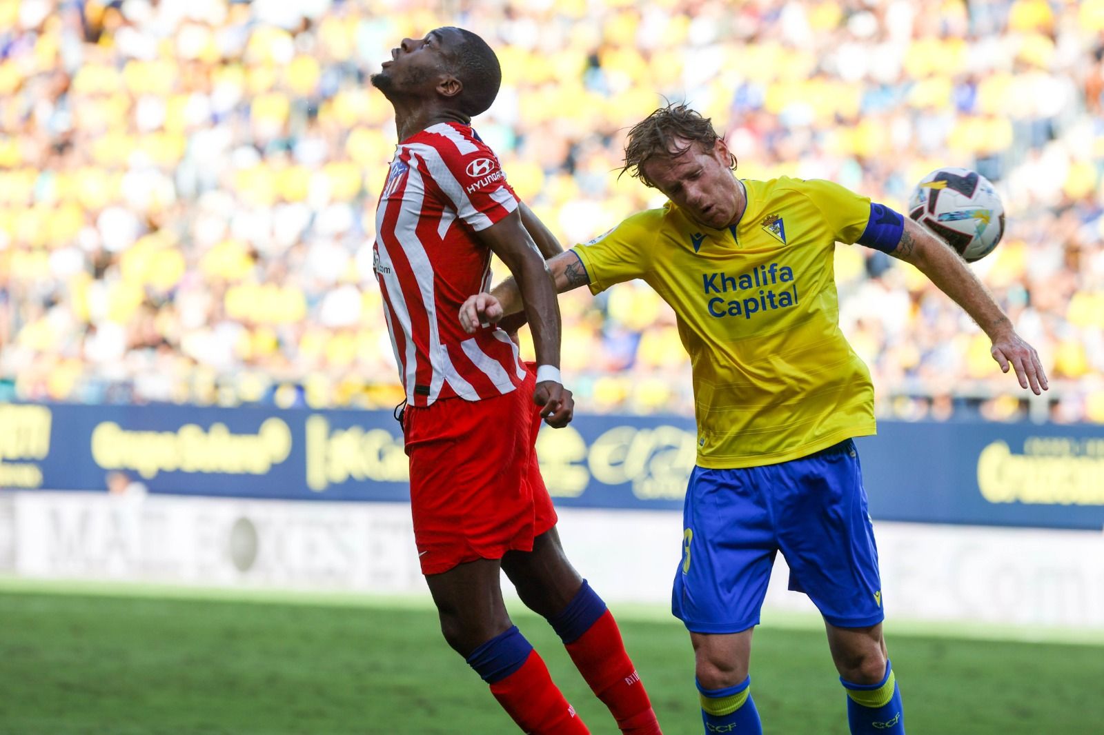  Álex Fernández pugna con Kondogbia durante el Cádiz-Atlético.