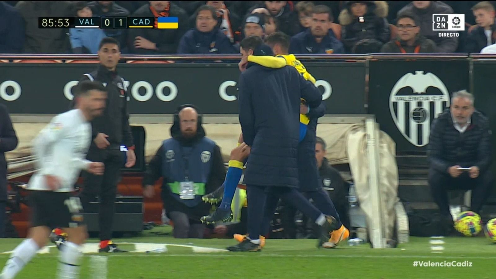  Asistentes del Cádiz sacan del campo a José Mari entre lágrimas.