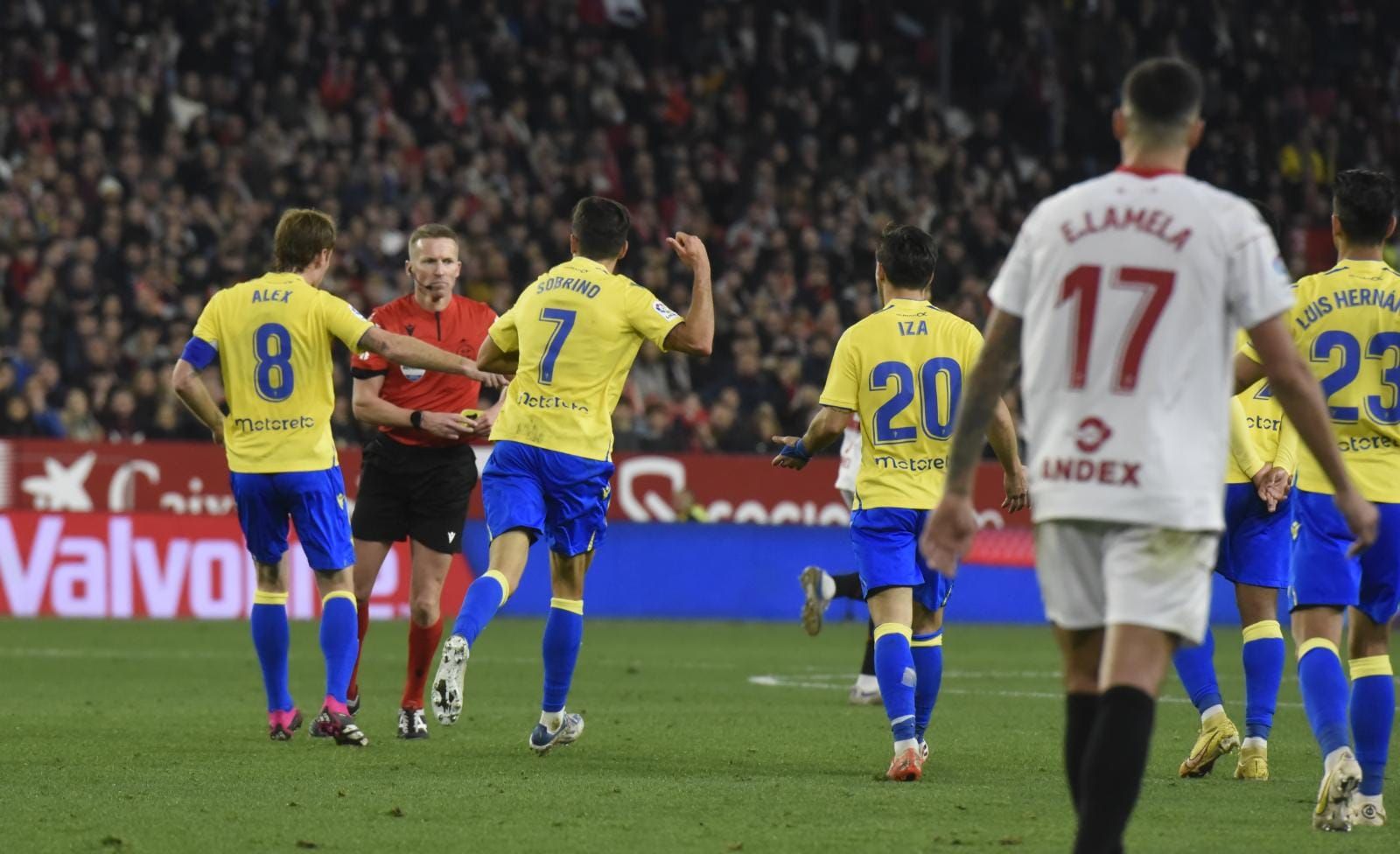  El Cádiz protesta a Hernández Hernández.