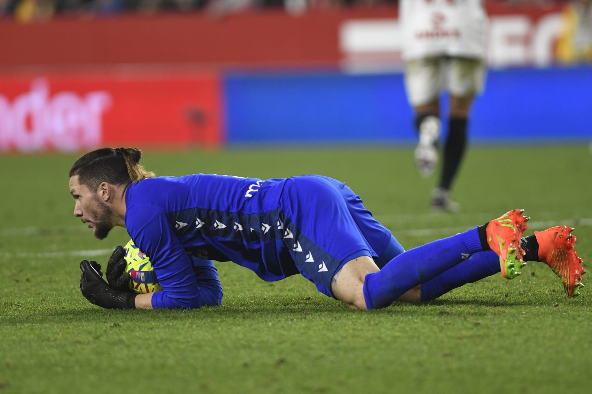  Ledesma atrapa el balón en el césped.