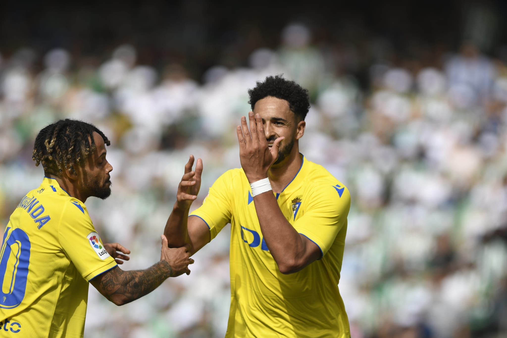 Chris Ramos rompe a llorar tras su gol en el Betis - Cádiz.