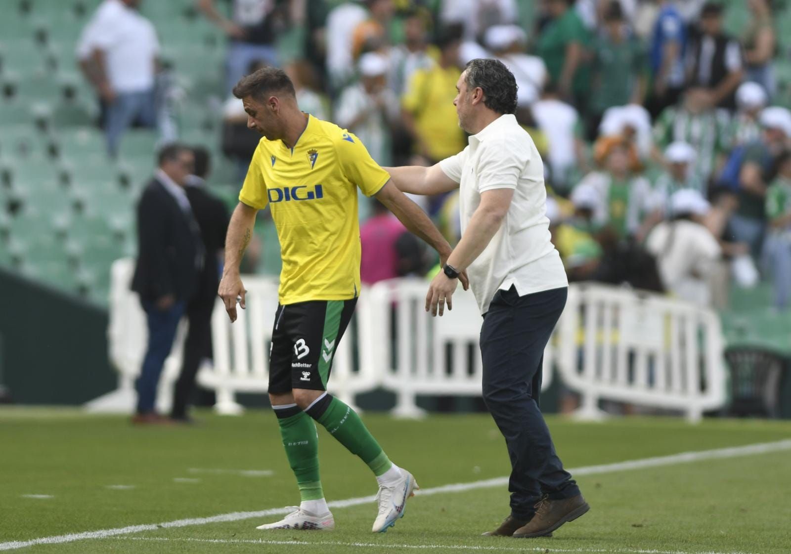  Joaquín saluda a Sergio González en el Betis - Cádiz.