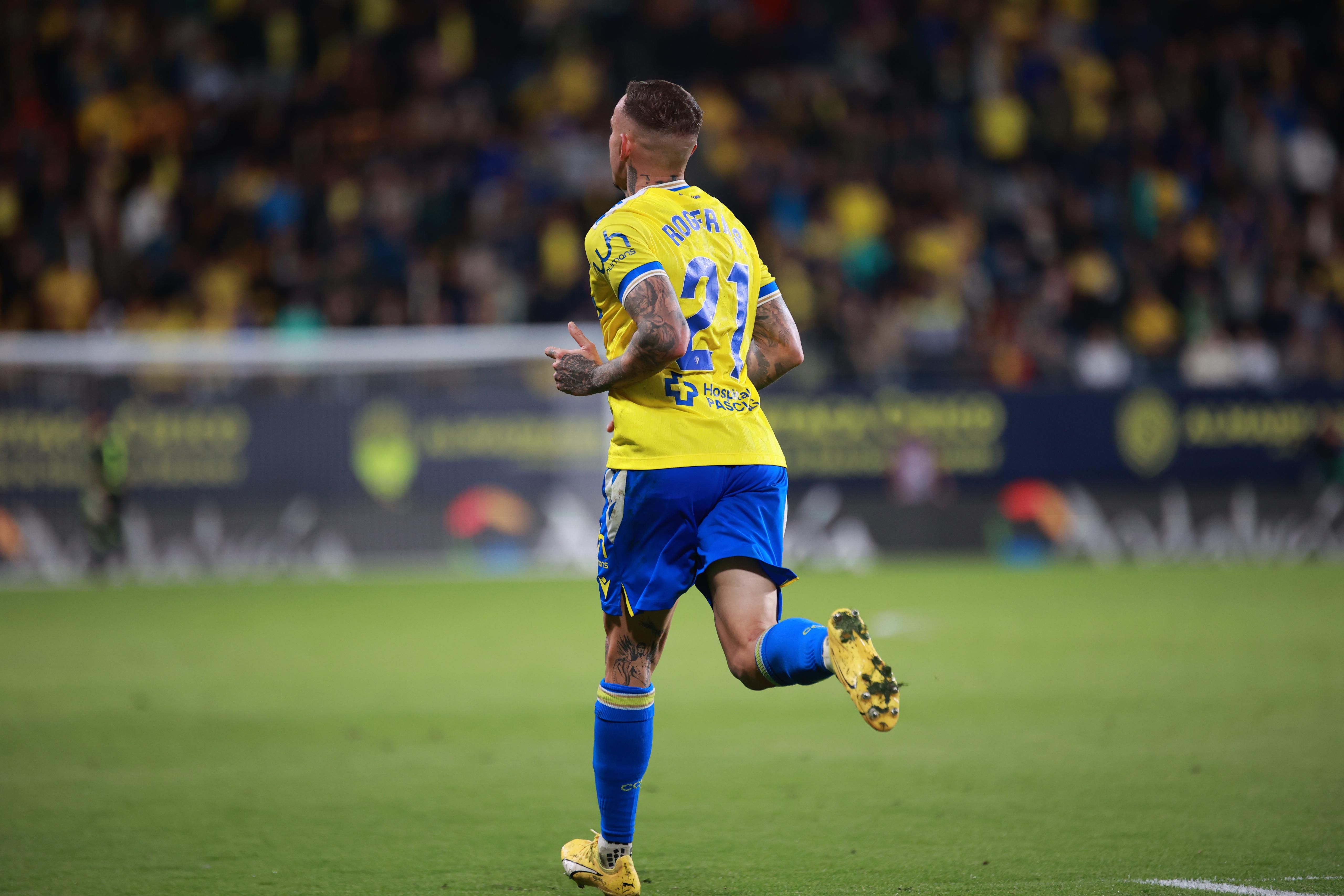  Roger Martí corre tras marcar al Osasuna.