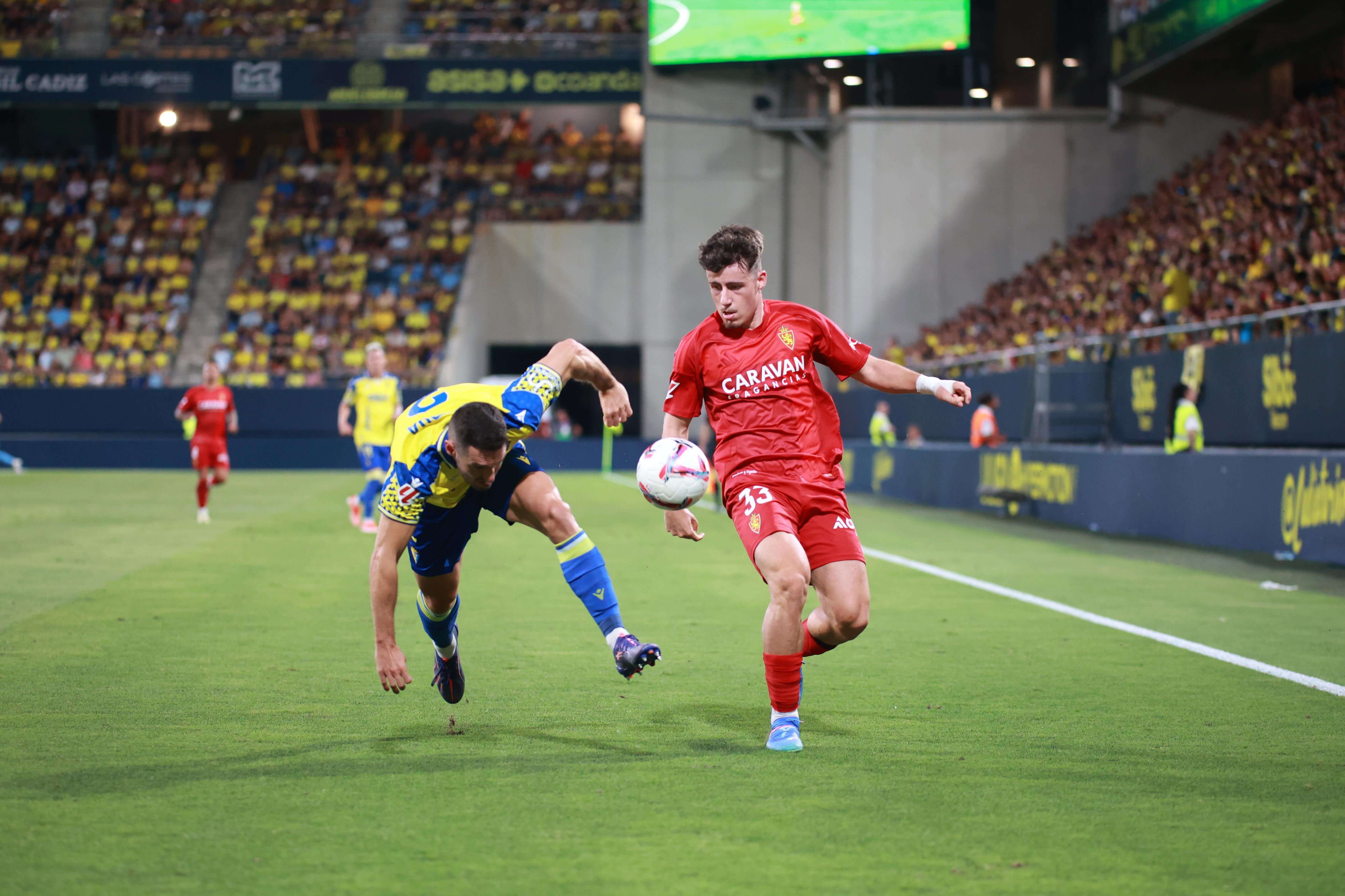  Zaldua pugna con Liso por el balón.