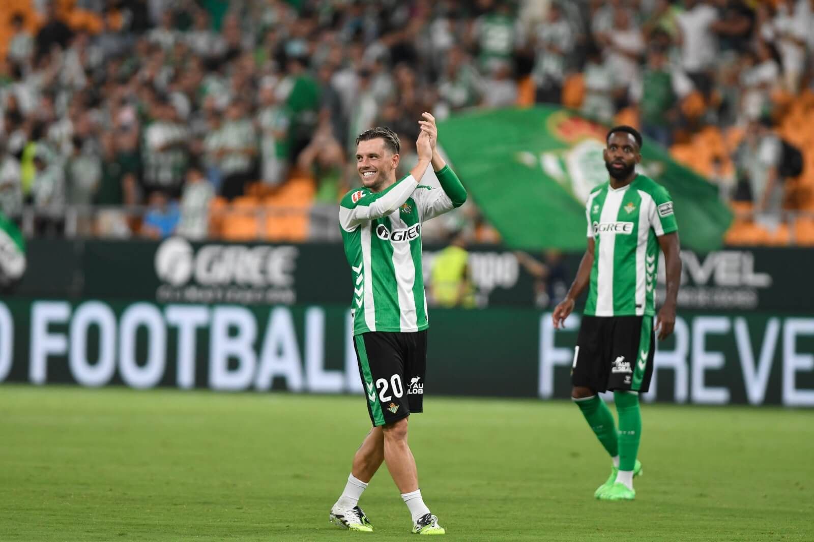  Lo Celso celebra la victoria del Betis al Alavés