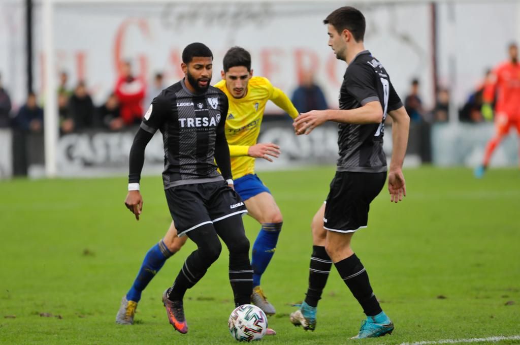  Yann Bodiger, en un lance del Lealtad-Cádiz.