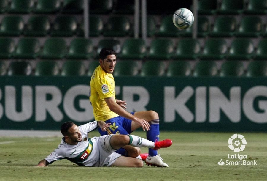  Yann Bodiger pugna por el balón con un rival durante el Elche-Cádiz.