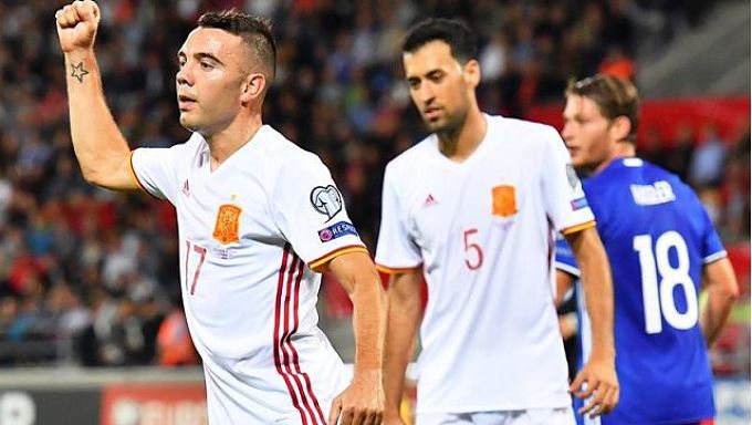 Aspas celebrando un gol con España.