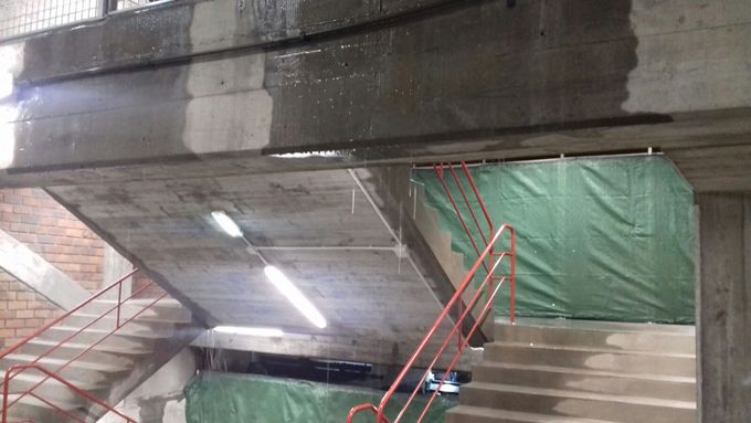 Goteras en Río Bajo.