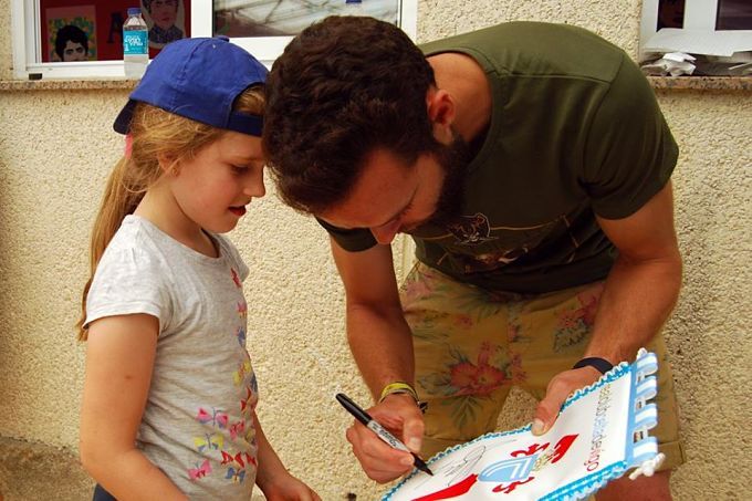 Sergio firmando autógrafos.