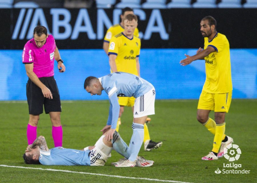 Santi Mina, lesionado durante el Celta-Cádiz.