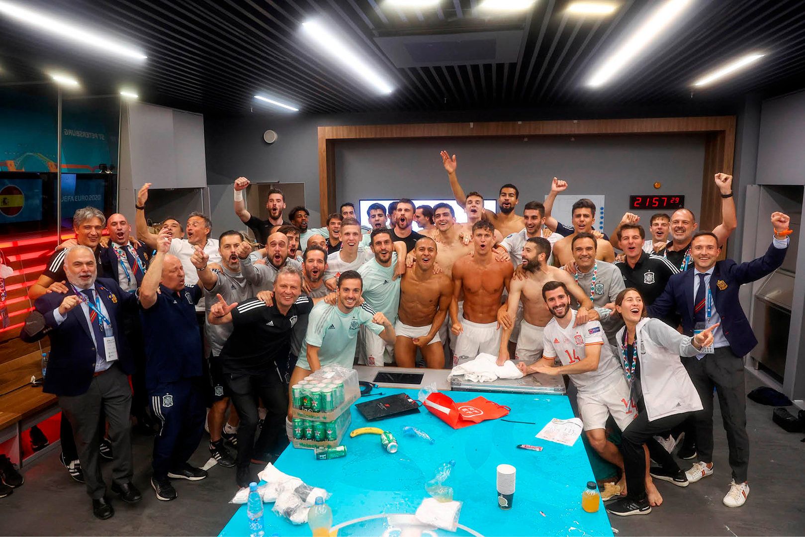  La selección celebrando una victoria.