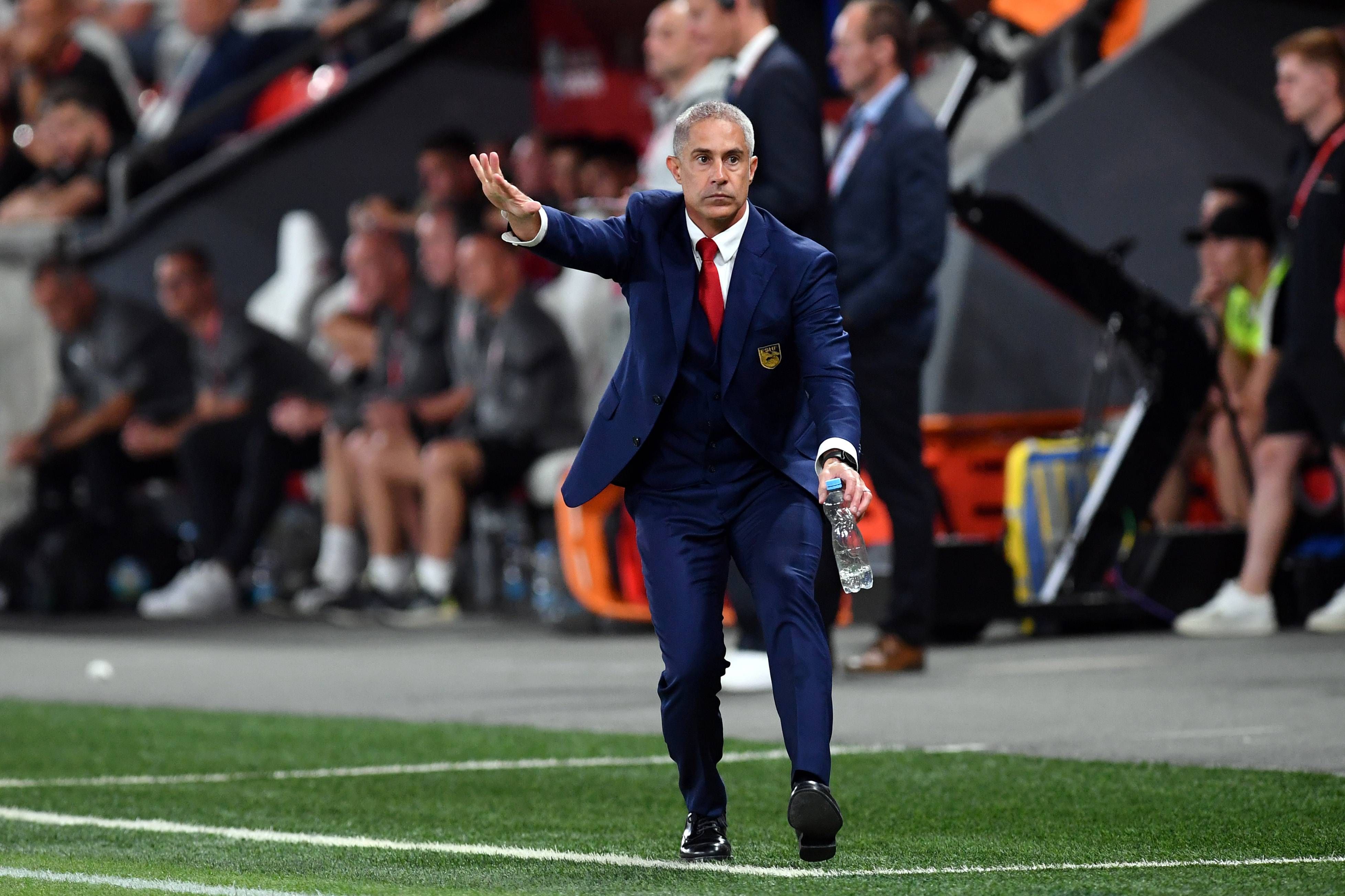 Sylvinho da instrucciones durante un partido como seleccionador de Albania.