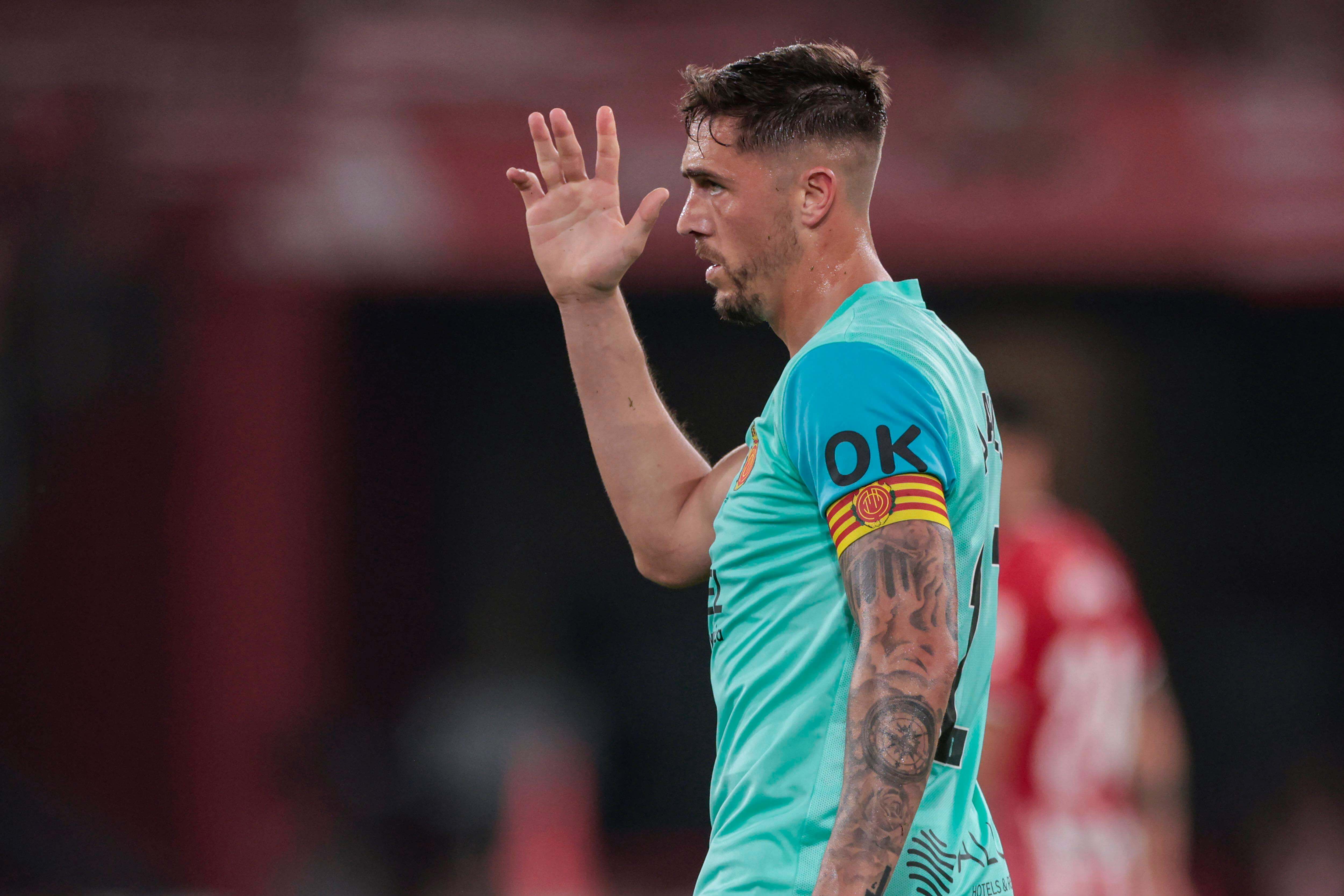  Antonio Raíllo porta el brazalete bermellón.