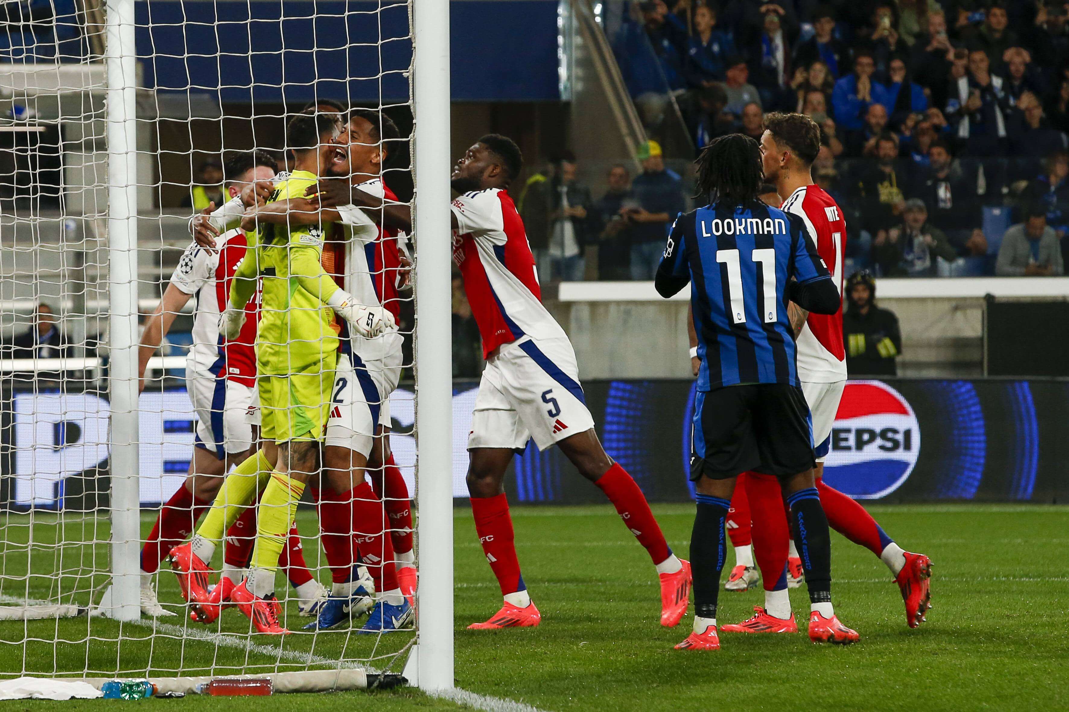  Los jugadores del Arsenal celebran con David Raya (Cordon Press)