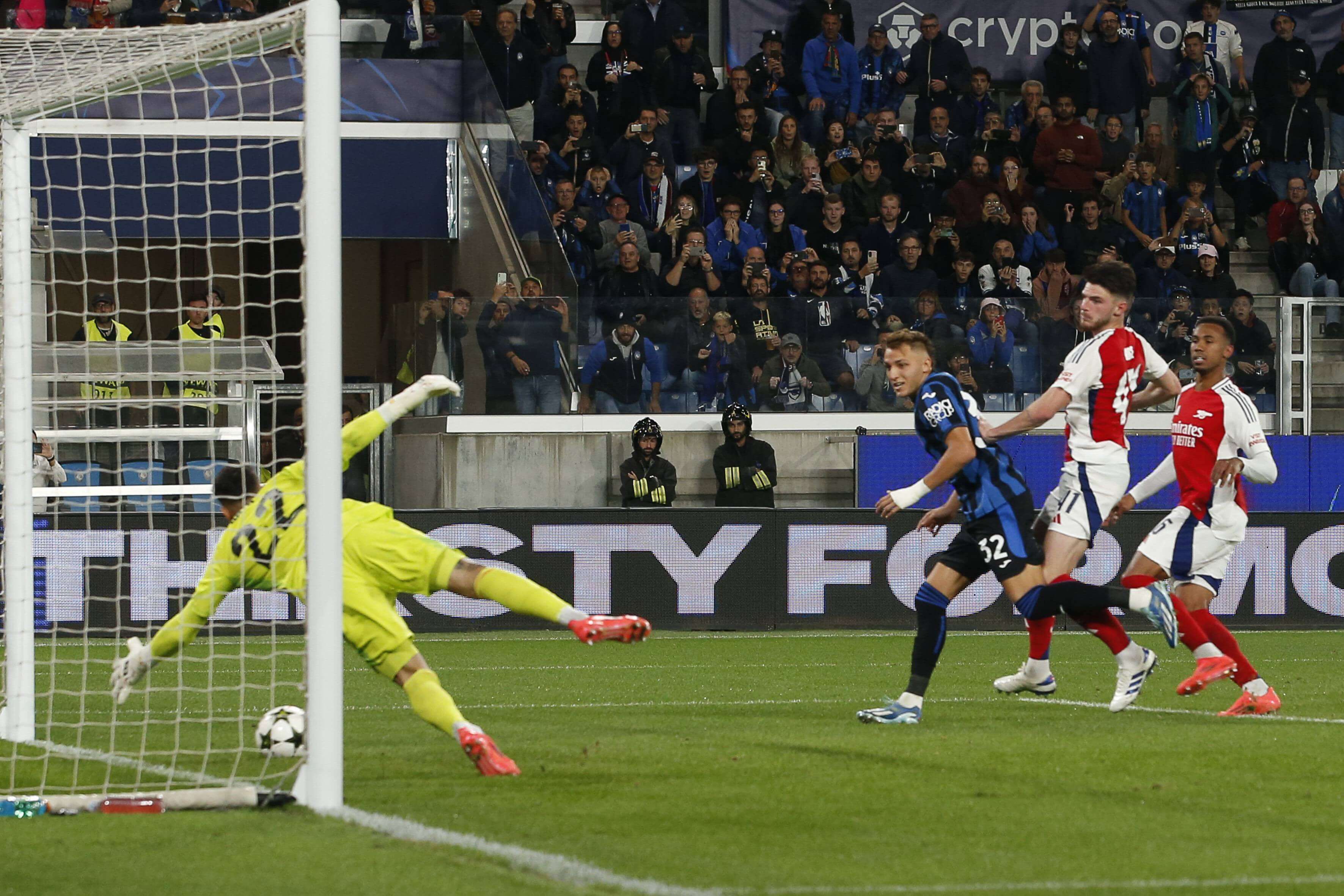  David Raya deteniendo el penalti al Atalanta (Cordon Press)