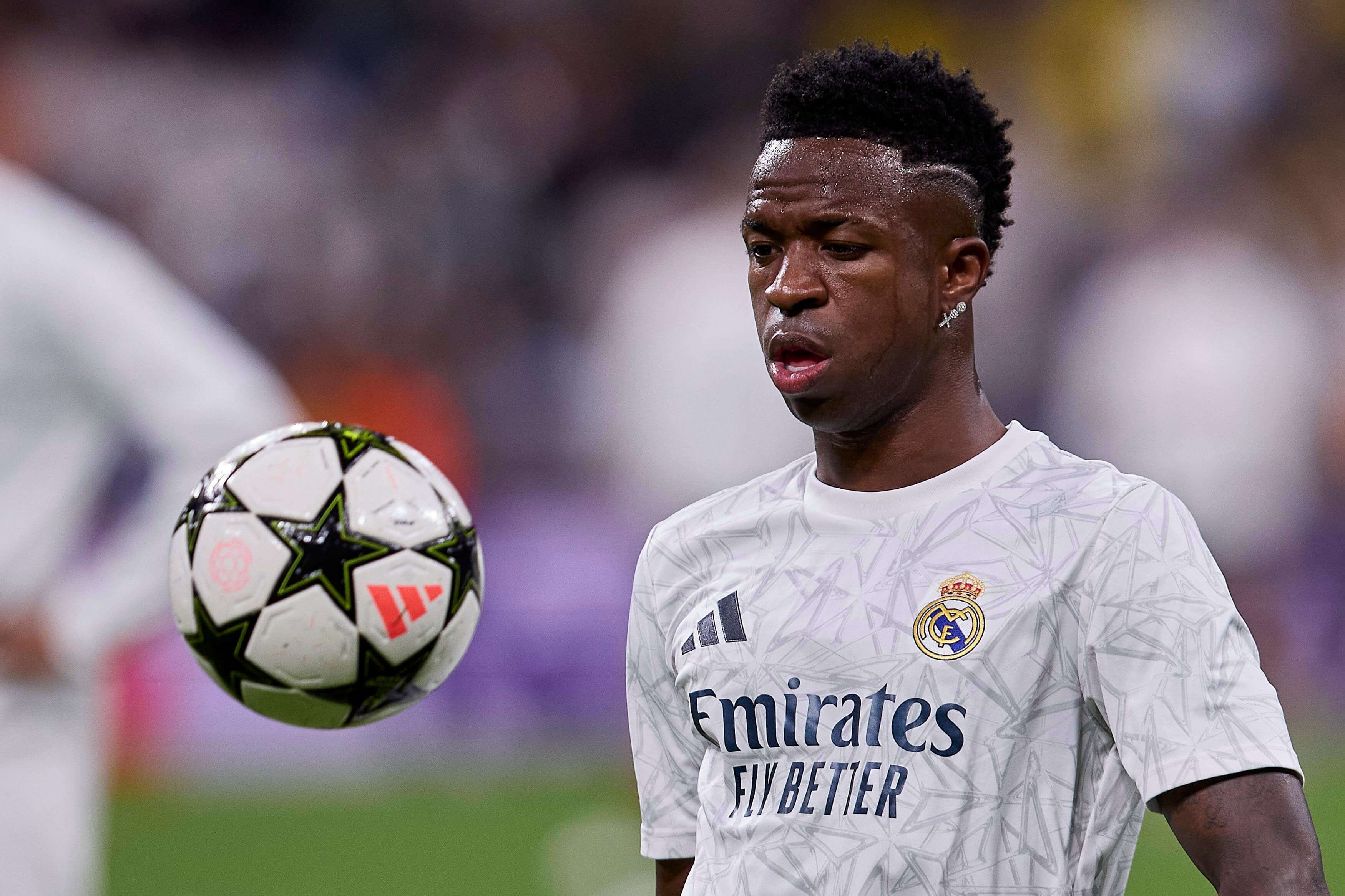  Vinicius, en un calentamiento del Real Madrid (FOTO: Cordón Press).