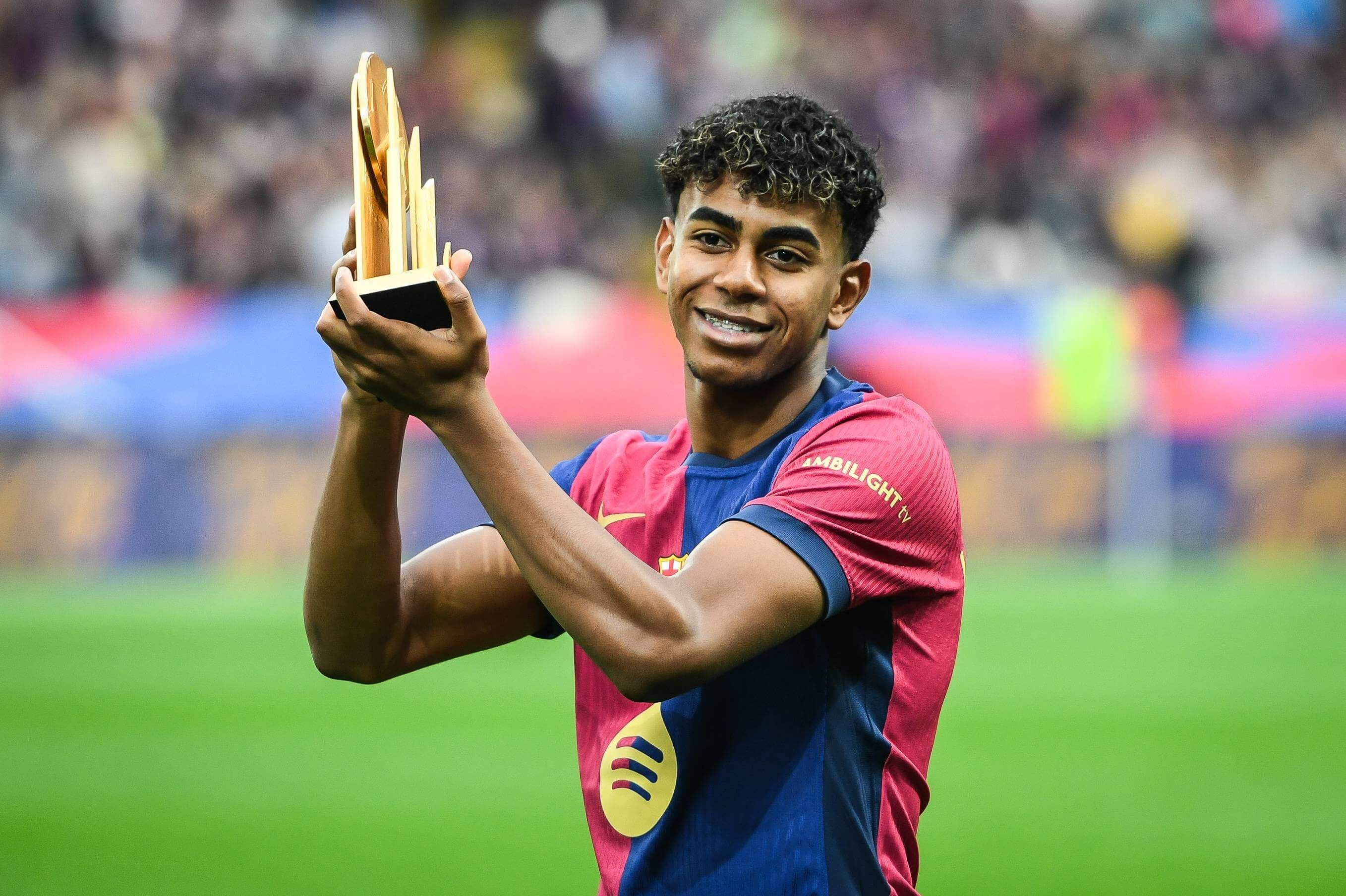  Lamine Yamal con el Trofeo Kopa