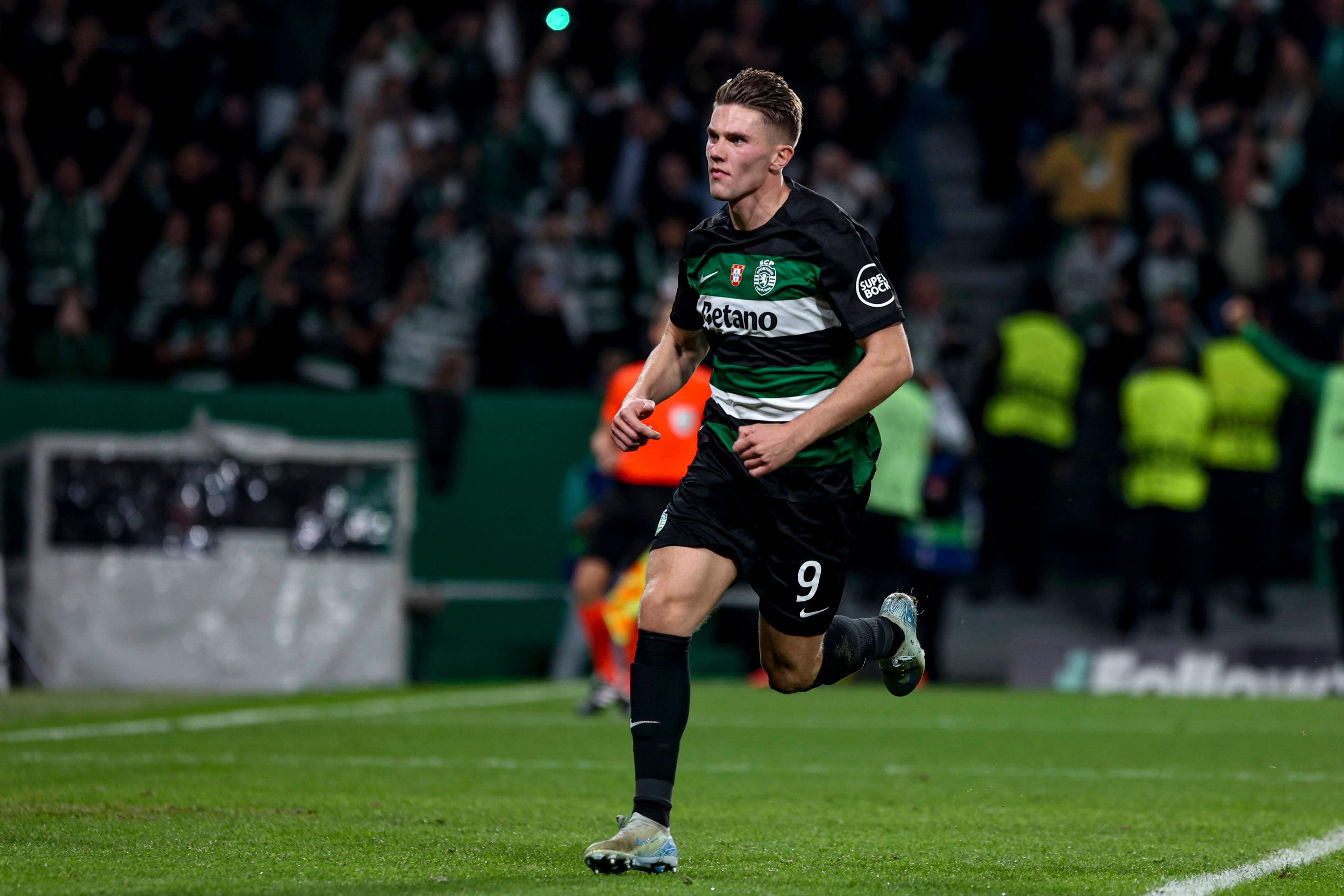 Gyökeres celebrando uno de sus goles al Manchester City en Champions.