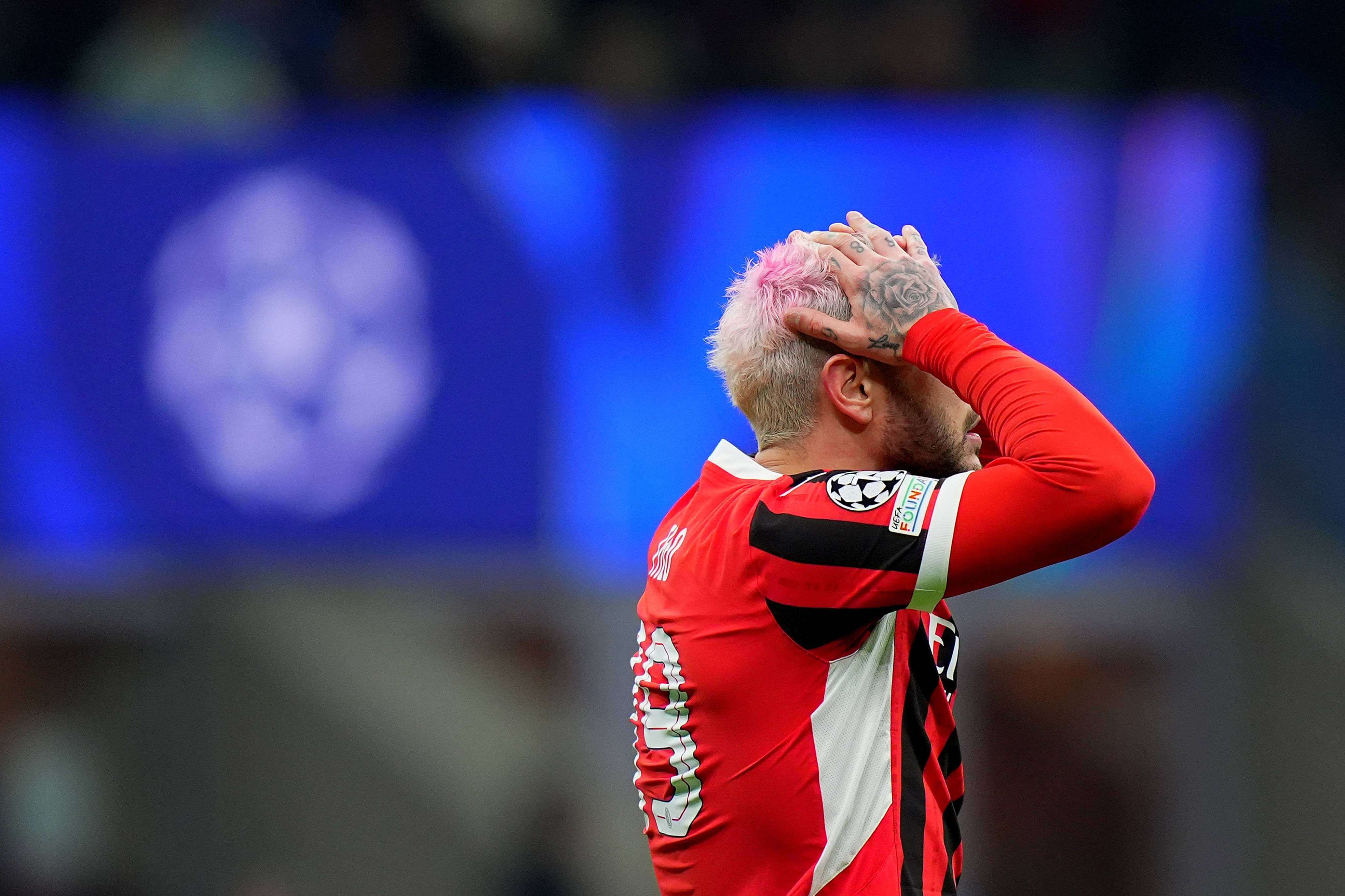  Theo Hernández se lamenta tras su expulsión en el Milán - Feyenoord.