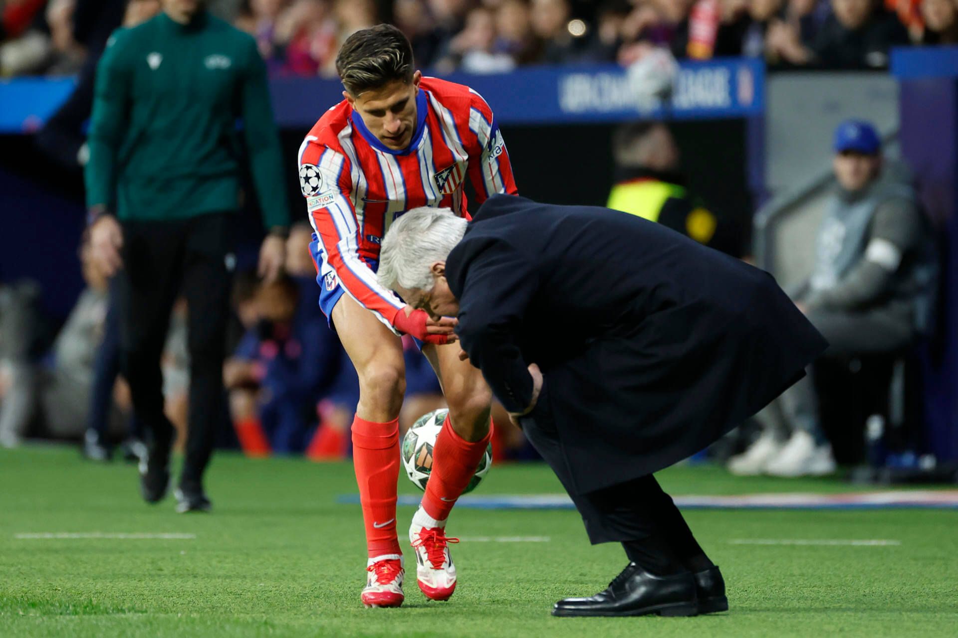 Guiliano se lleva por delante a Ancelotti en el Atlético-Real Madrid de Champions (FOTO: EFE).
