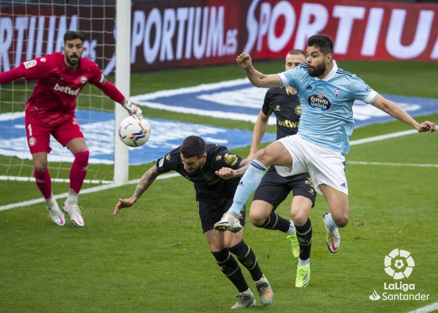  Araujo, ante un rival.