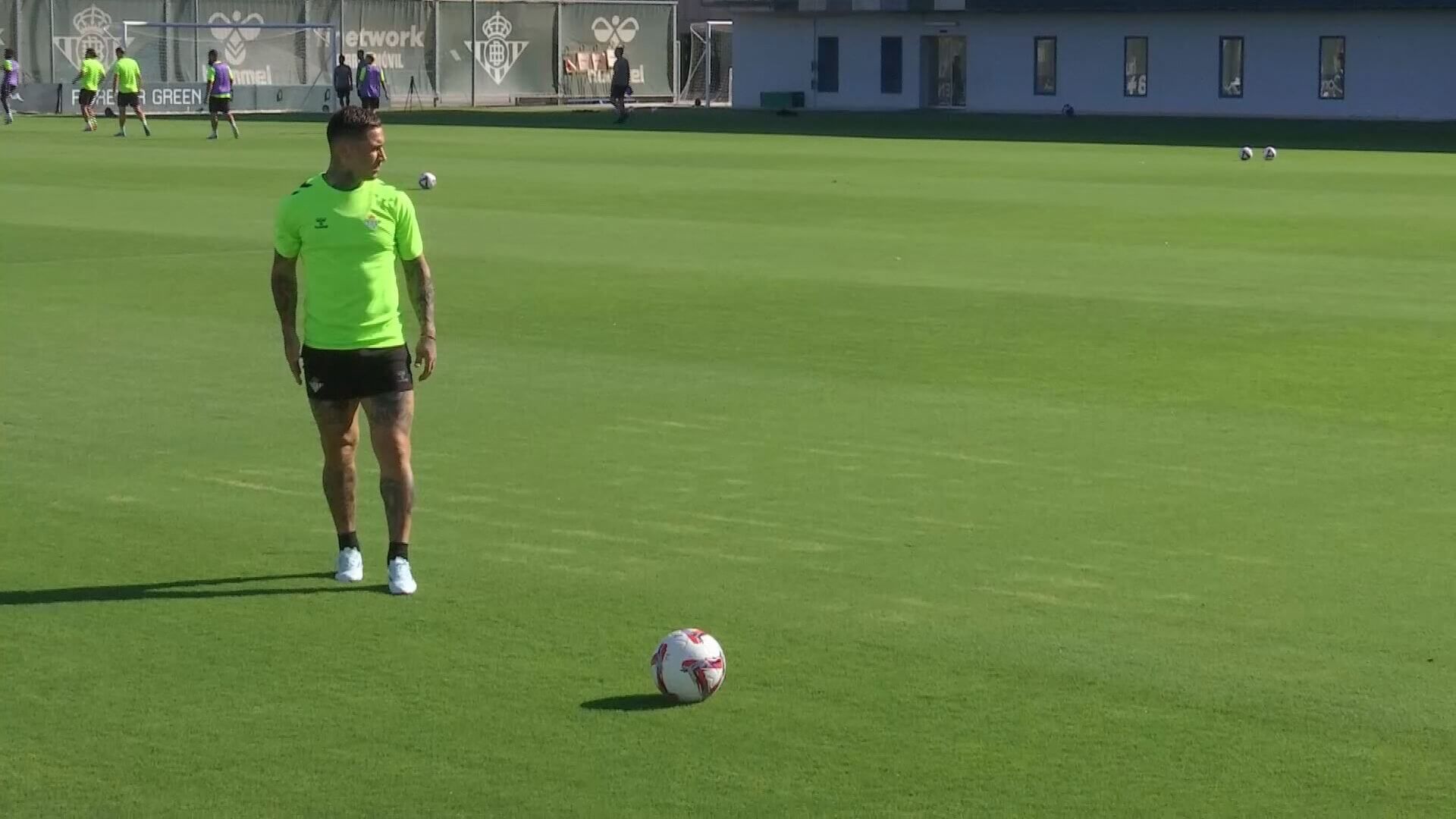  El Chimy Ávila centra en el entrenamiento del Betis