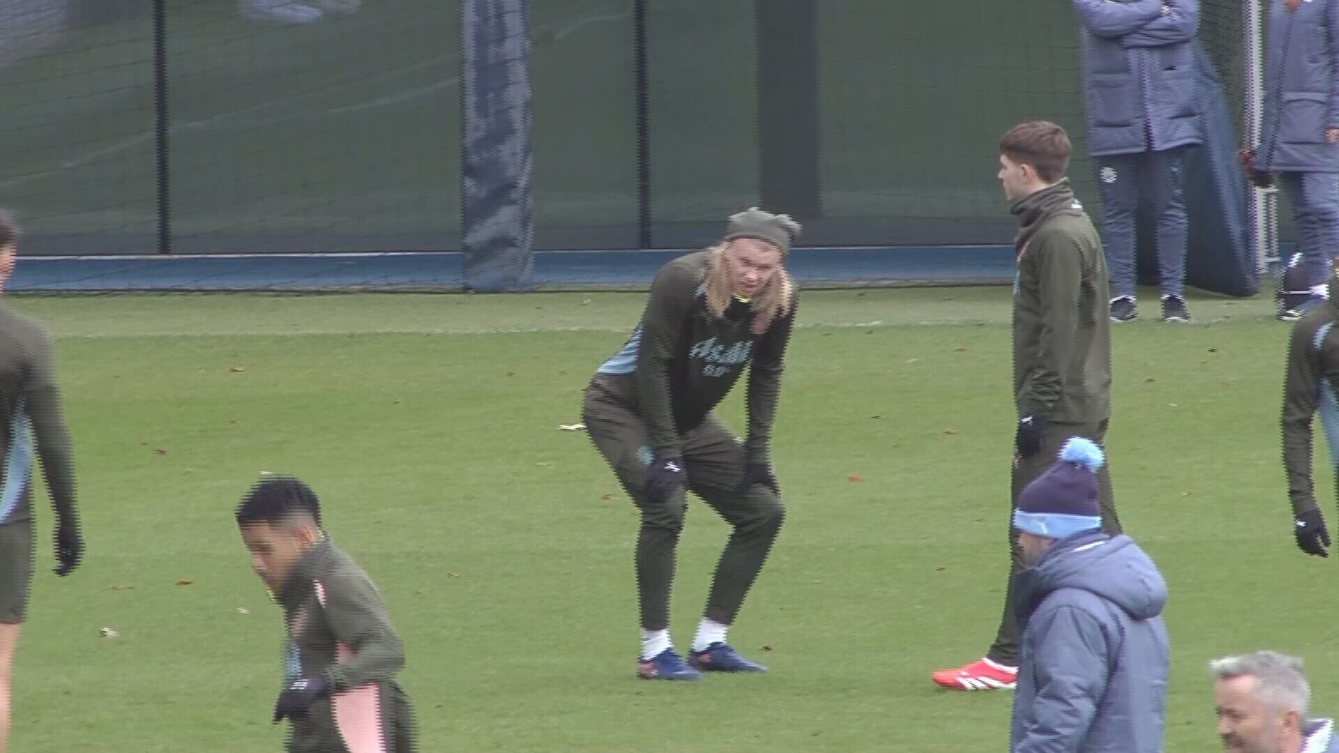  Erling Haaland, doliéndose durante el entrenamiento del City