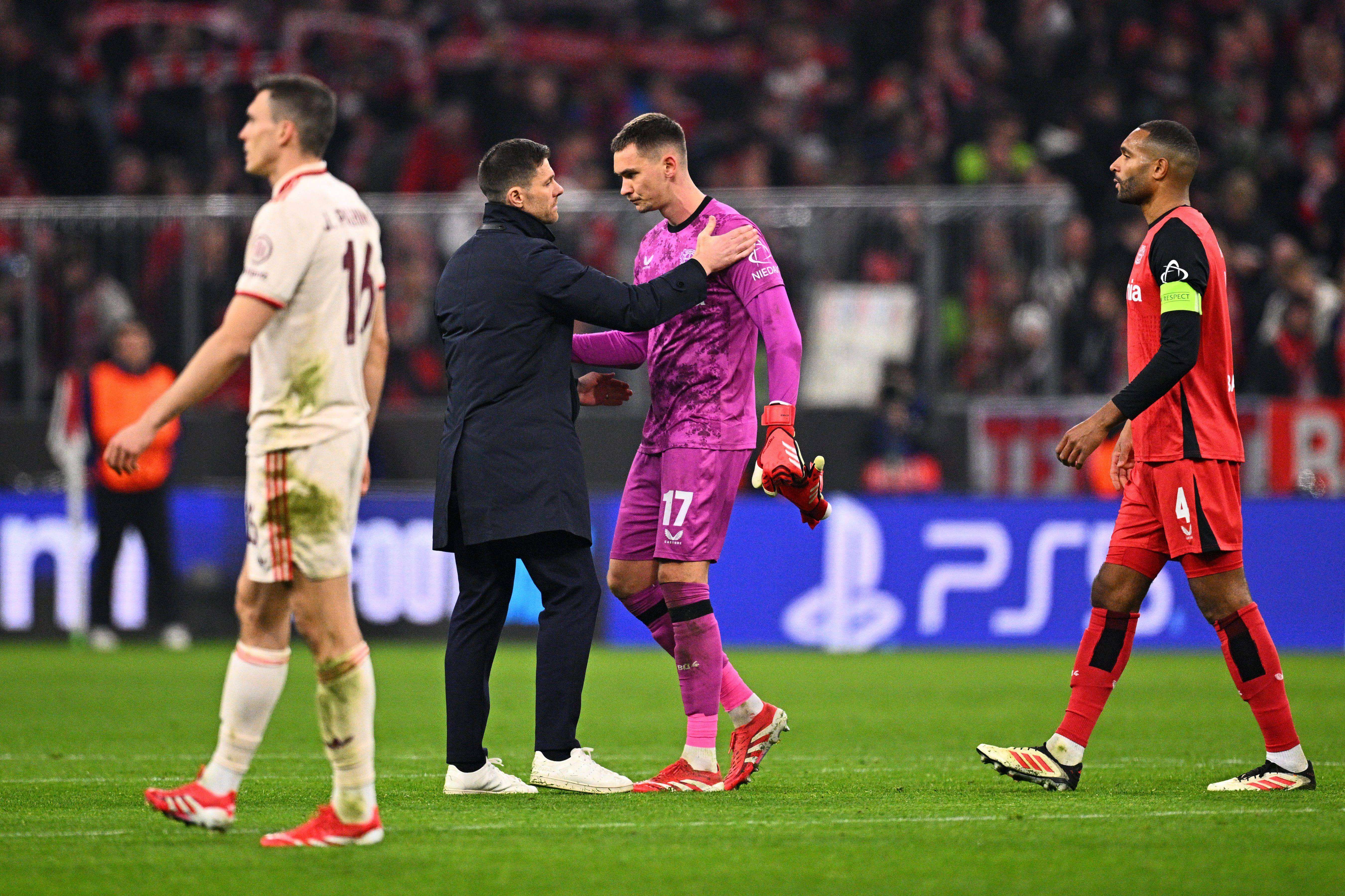 Xabi Alonso consuela a sus jugadores tras la derrota ante el Bayern (FOTO: Cordón Press).
