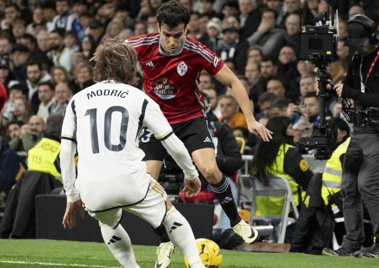  Manu Sánchez ante Modric.