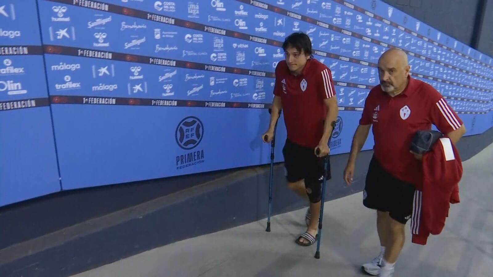 Joel López saliendo en muletas de La Rosaleda.