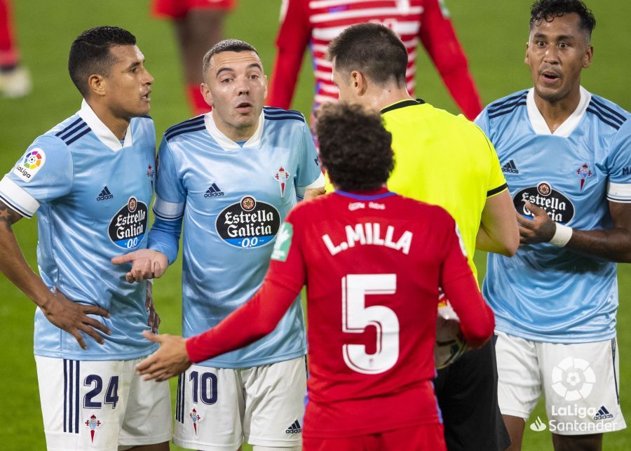  Los jugadores del Celta protestan durante el Celta-Granada.