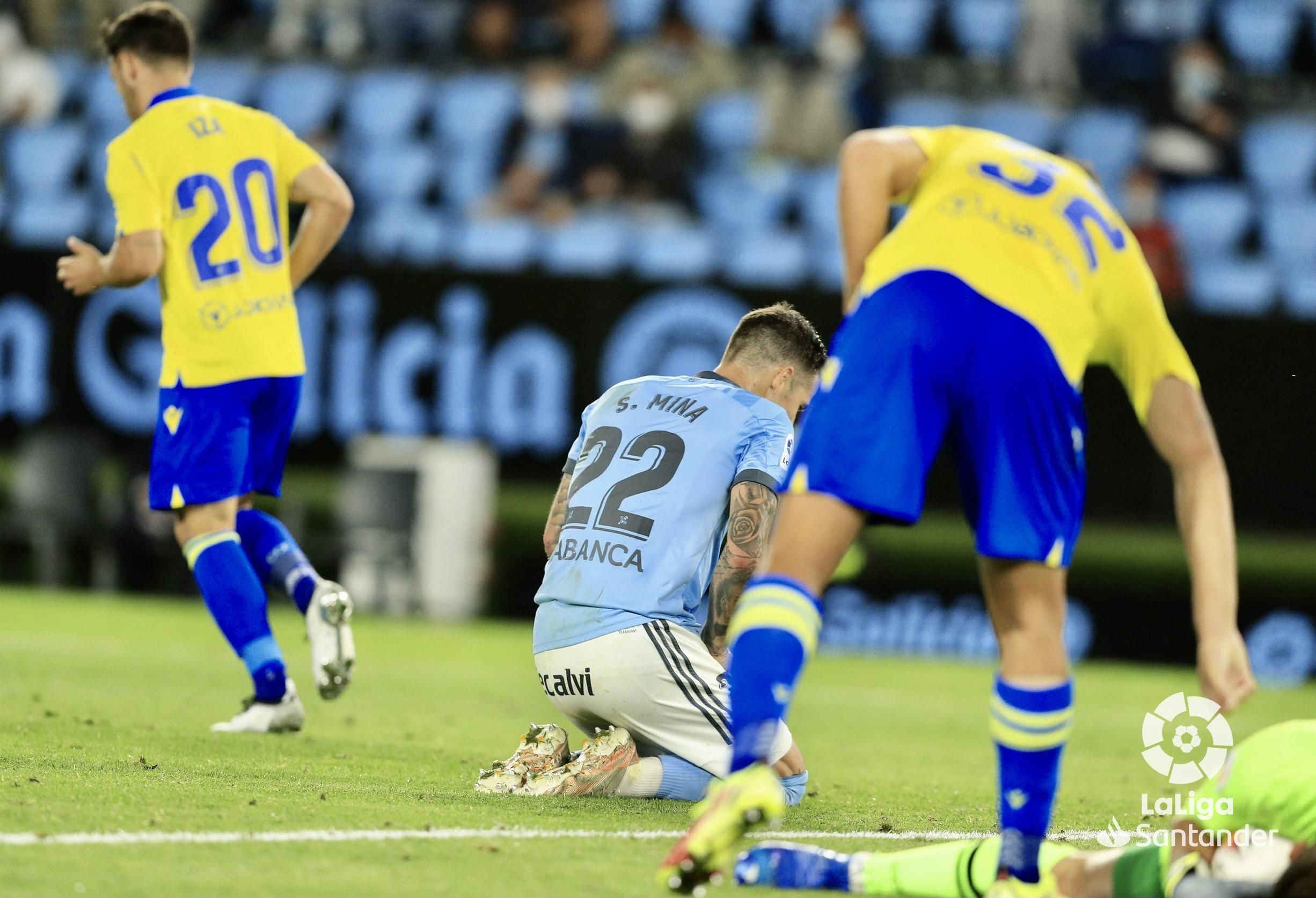  Santi Mina se lamenta durante el Celta-Cádiz.