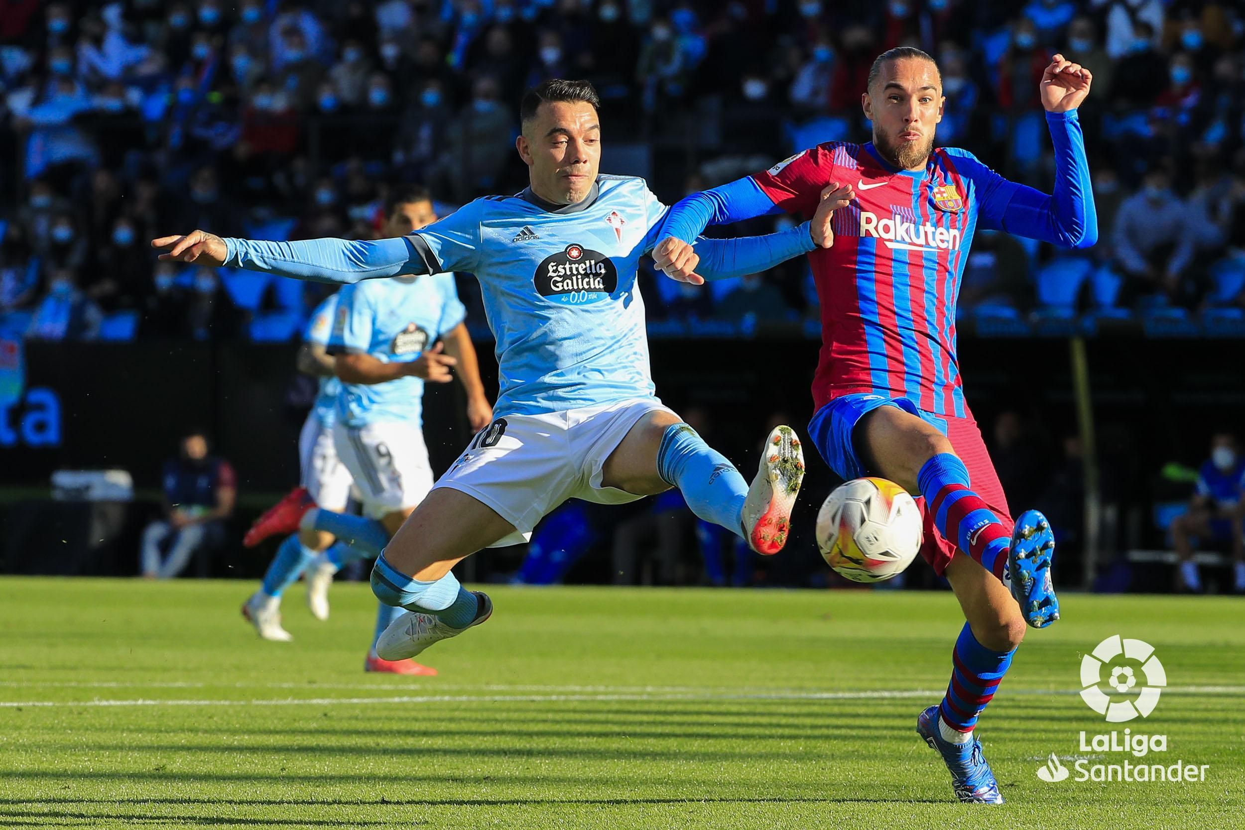  Iago Aspas pugna con Mingueza durante el Celta-Barcelona en Balaídos.