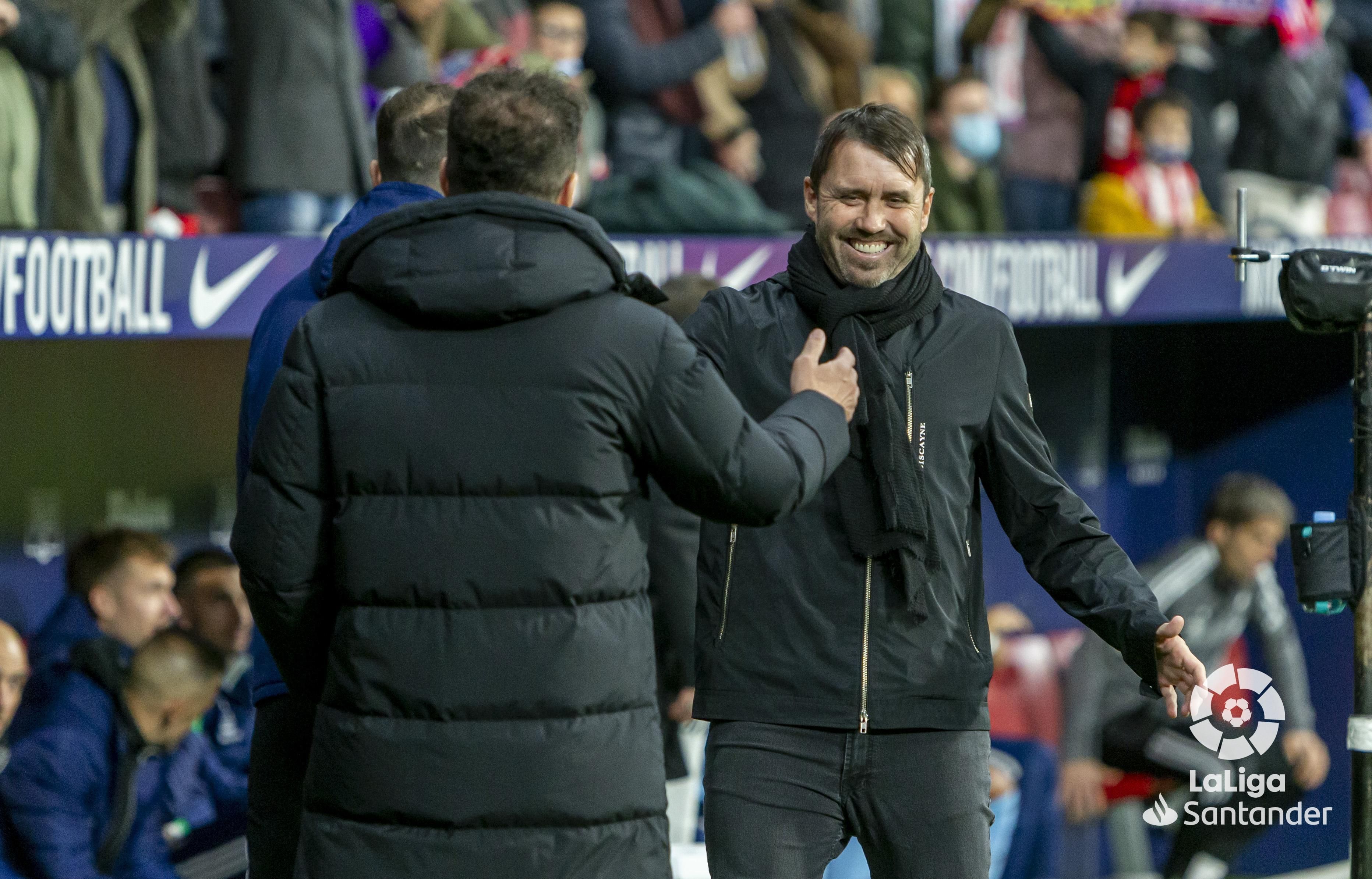  Eduardo Coudet saluda a Simeone antes del Atleti-Celta en el Wanda Metropolitano.