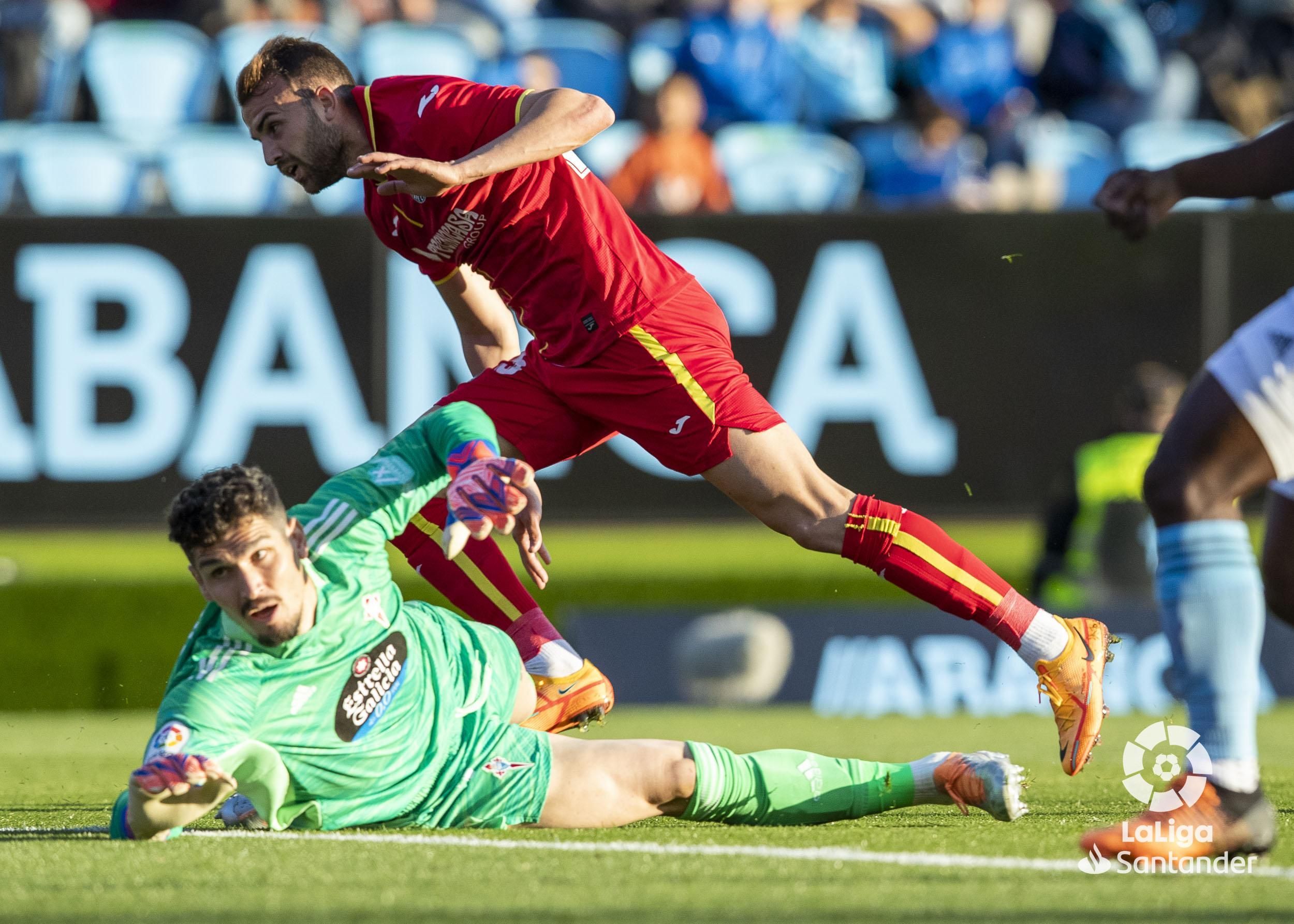 Borja Mayoral bate a Dituro durante el Celta-Getafe en Balaídos