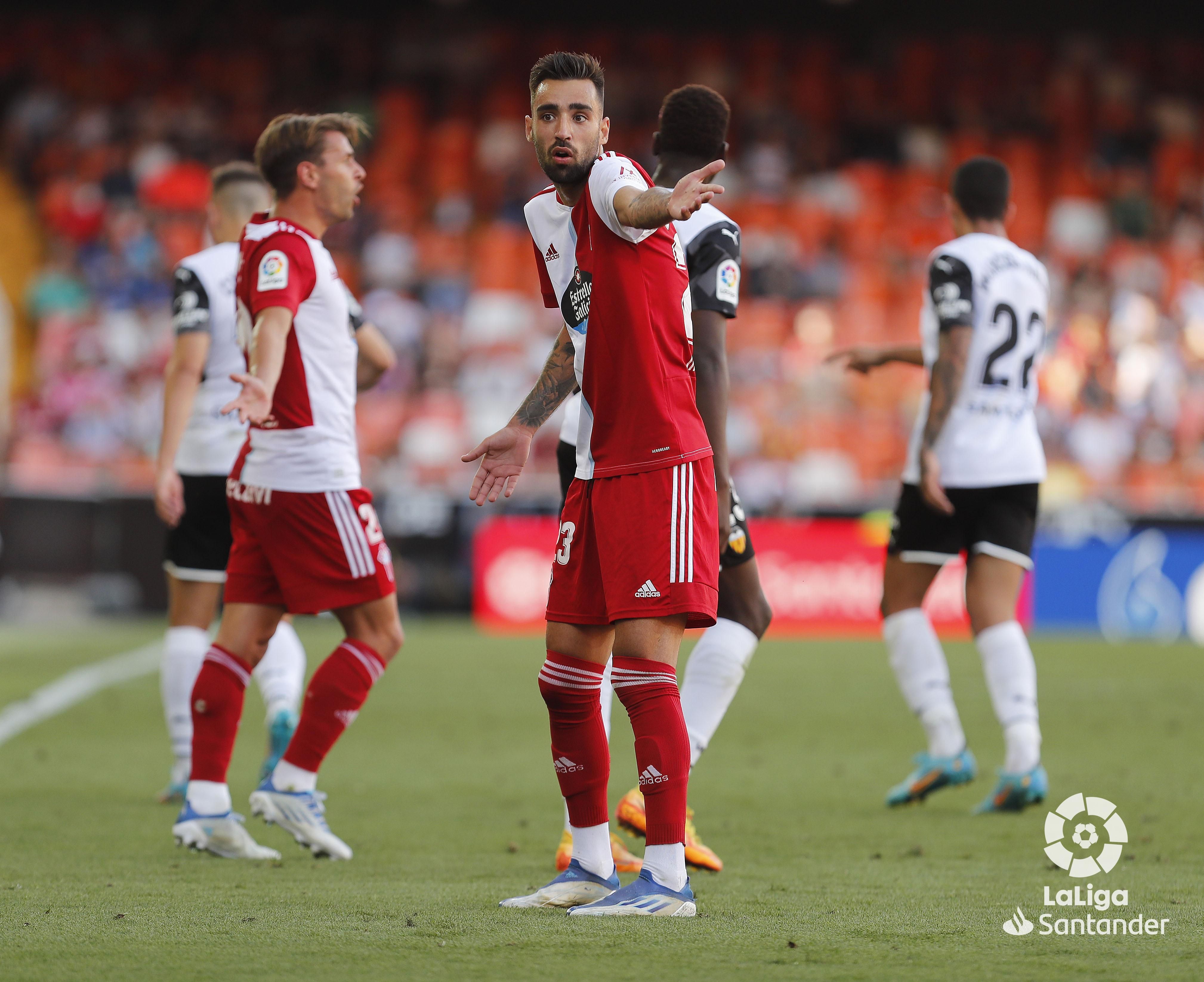  Brais Méndez protesta durante el Valencia-Celta.