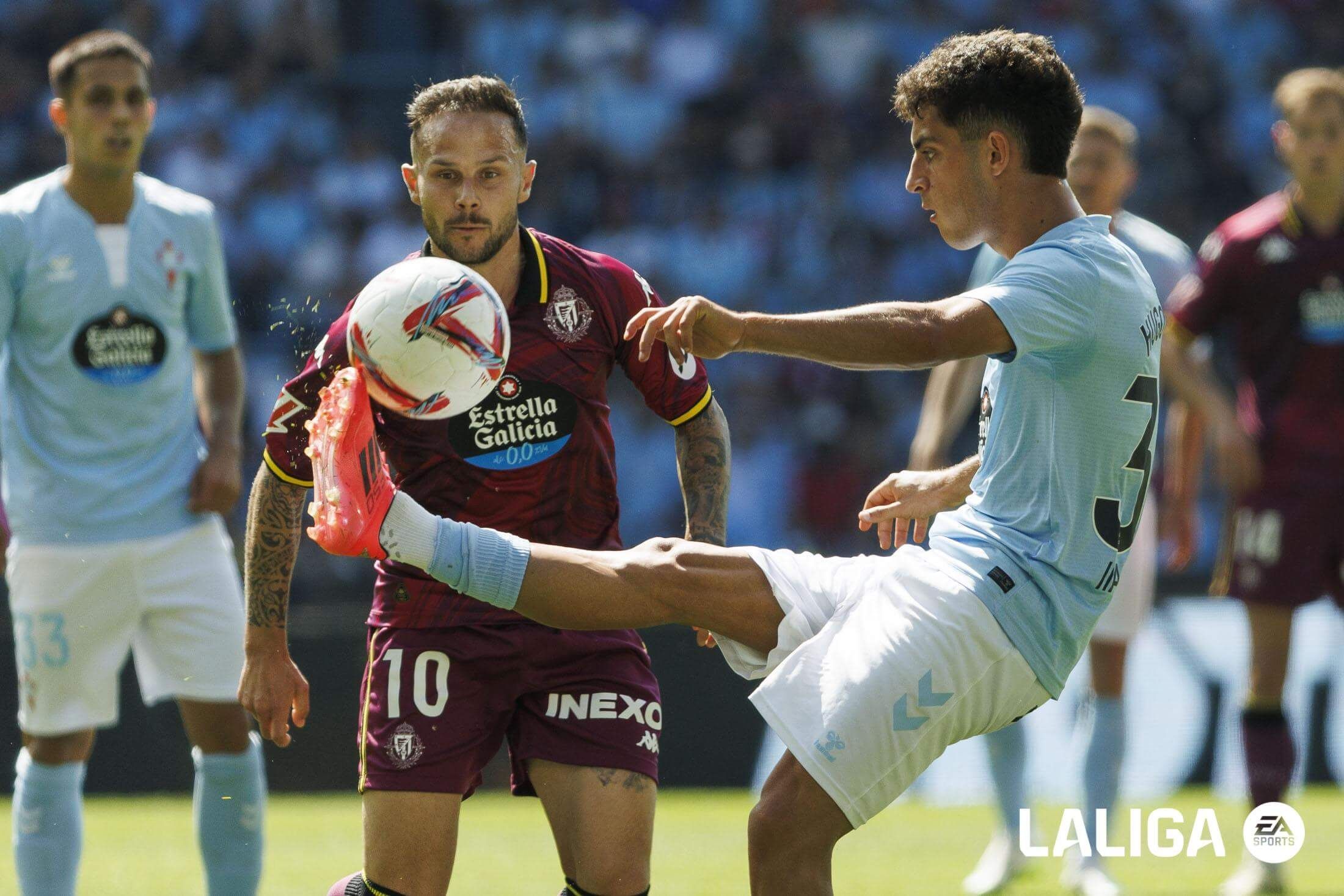 Iván Sánchez persigue a Hugo Álvarez en el Celta - Valladolid.
