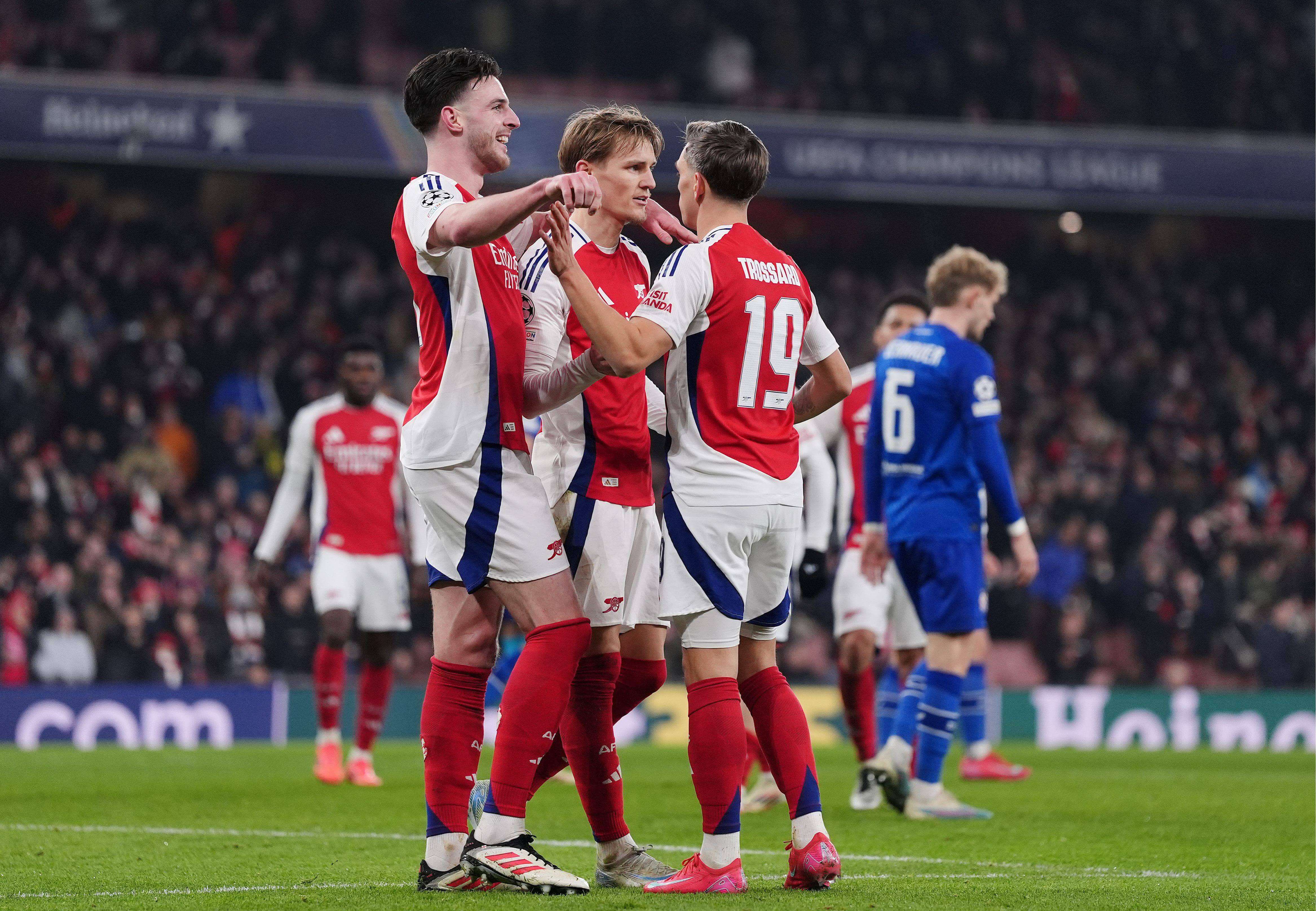 Martin Odegaard celebrando un gol con el Arsenal en Champions.