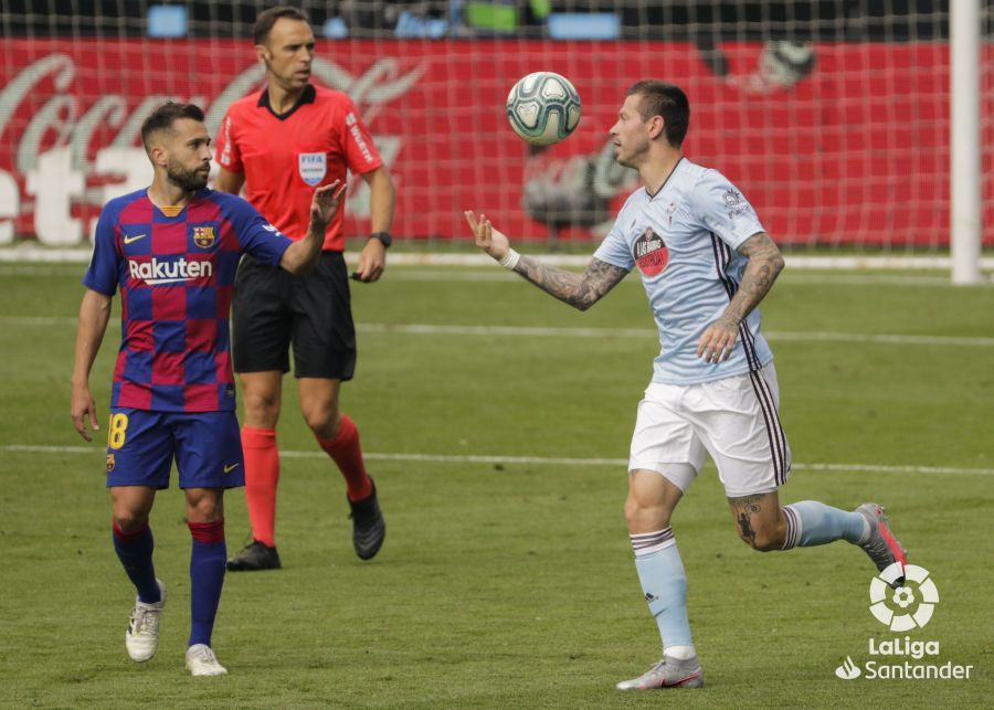 Smolov, con Jordi Alba, tras su gol en el Celta-Barcelona.