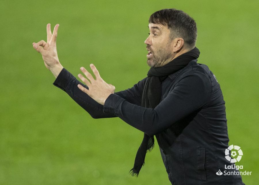  Eduardo Coudet da instrucciones durante un partido del Celta.