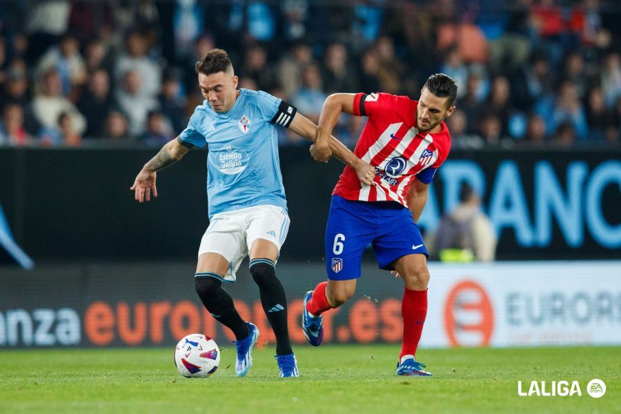  Aspas pelea por mantener la posesión del balón.
